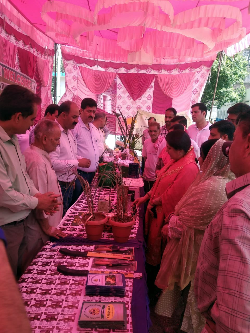 बाबा जित्तों मैले का तीन दिवसीय उदगाटन करती जिला आयूक्त व अन्य  5,6 मैले मे लगी प्रदर्शनी को देखते अ?