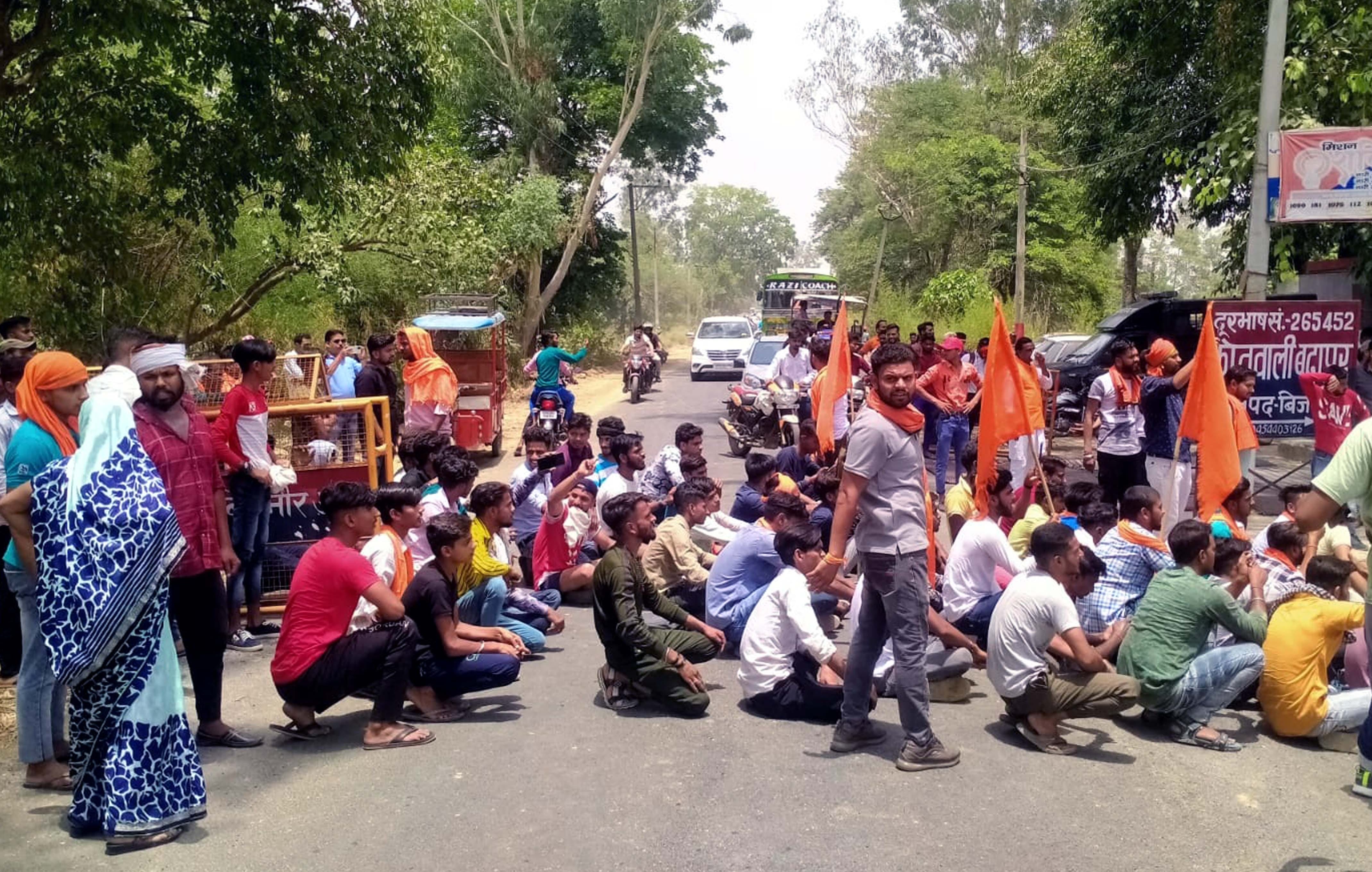 बढ़ापुर में थाने के बाहर धरने पर बैठे बजरंग दल व विहिप के कार्यकर्ता।
