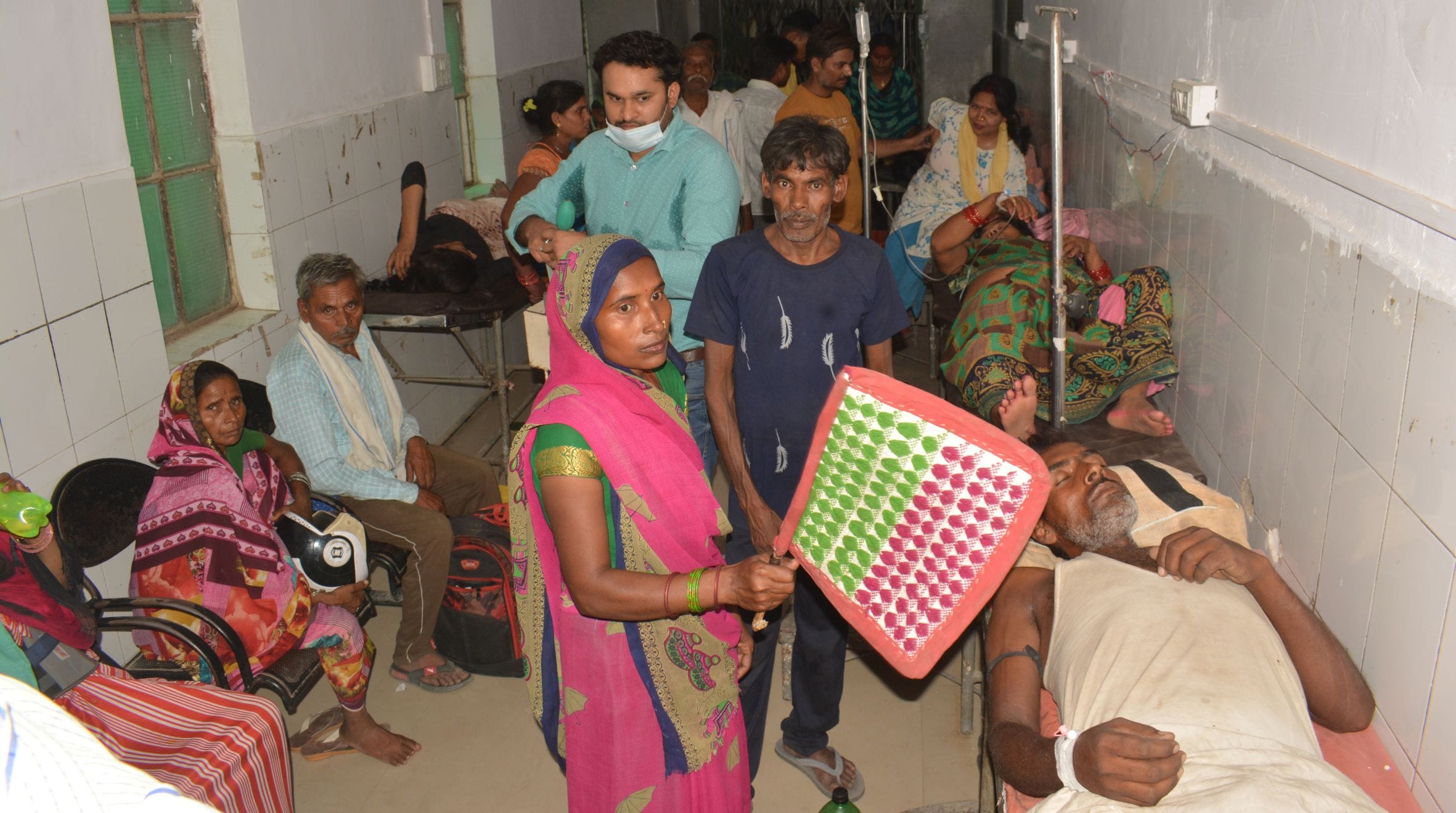 फोटो-11- इमरजेंसी कक्ष में परेशान मरीज व तीमारदार फोटो-11- इमरजेंसी कक्ष में परेशान मरीज व तीमारदार