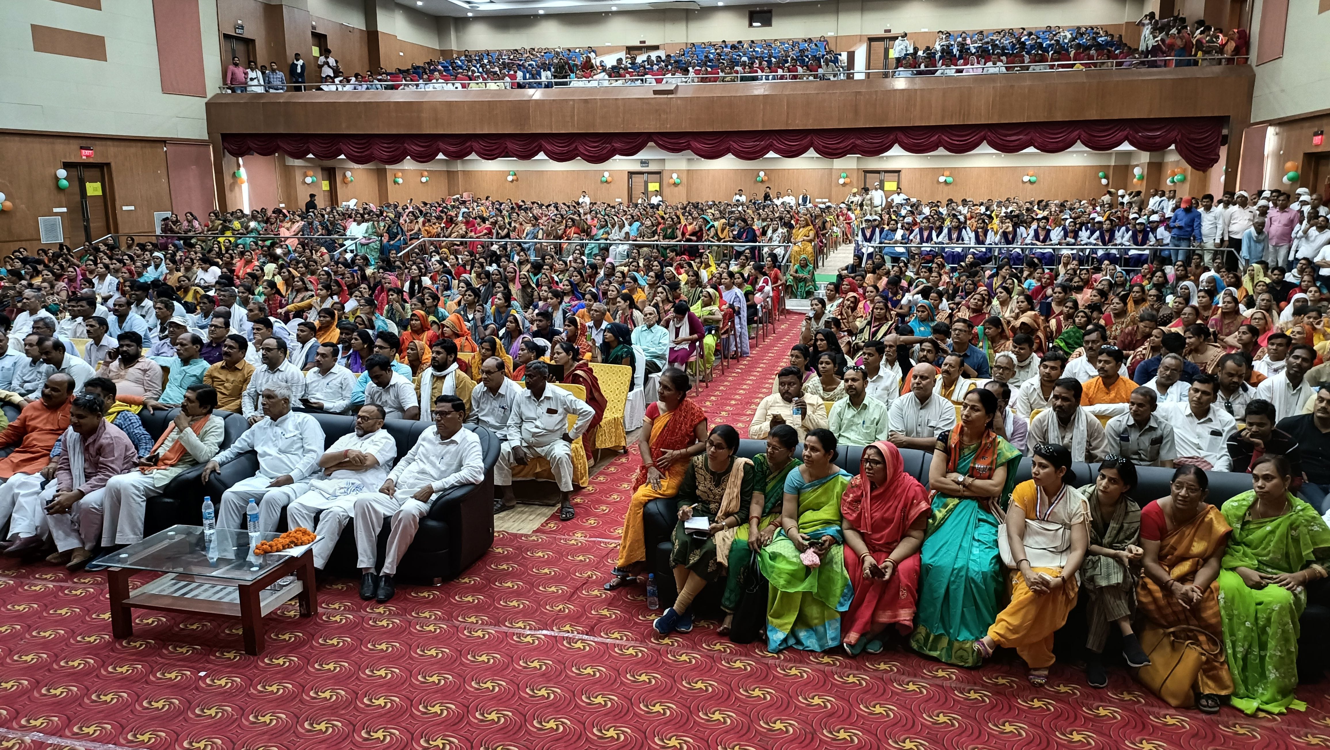  गेल आडीटोरियम में आयोजित कार्यक्रम में मौजूद लोग। संवाद