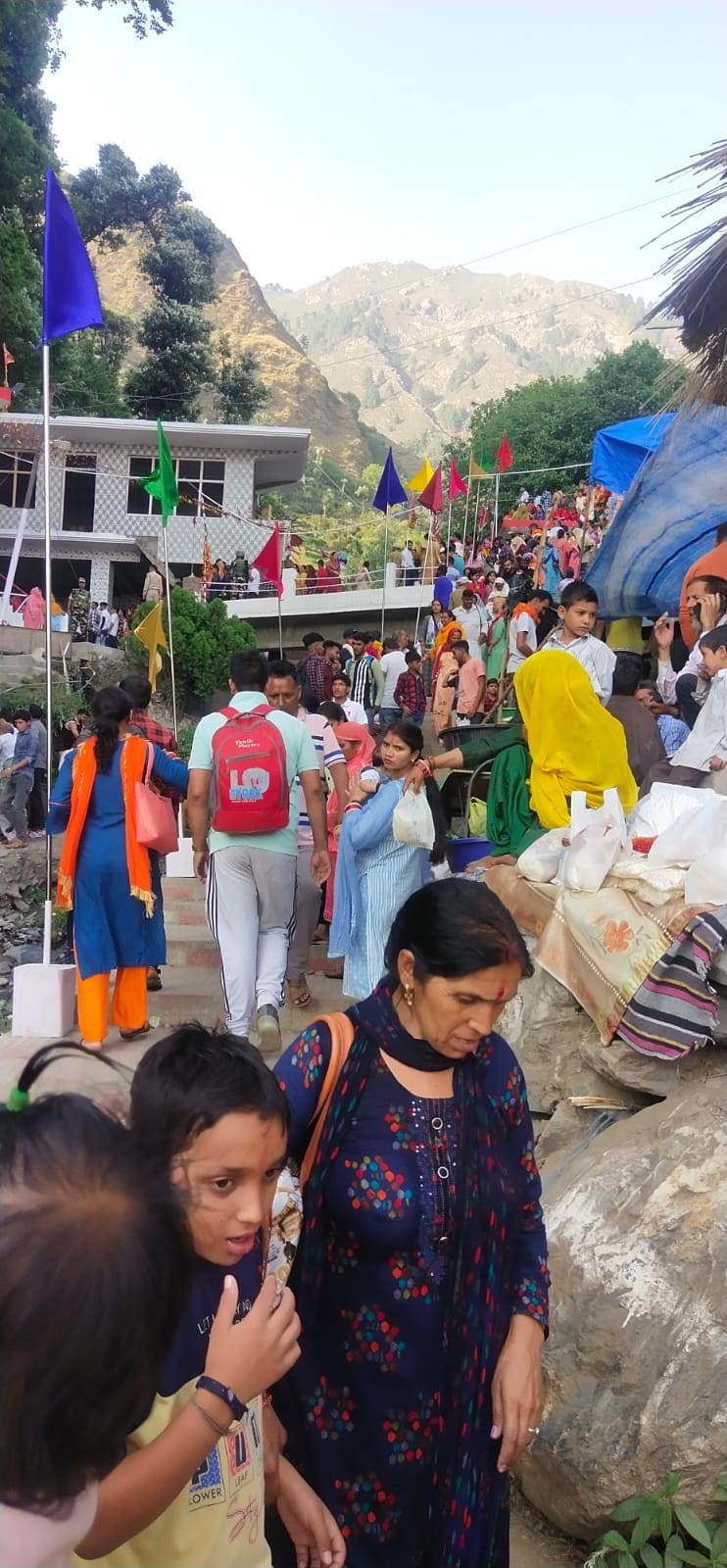 गौरीकुंड में लगा श्रद्धालुओं का तांता :- संवाद