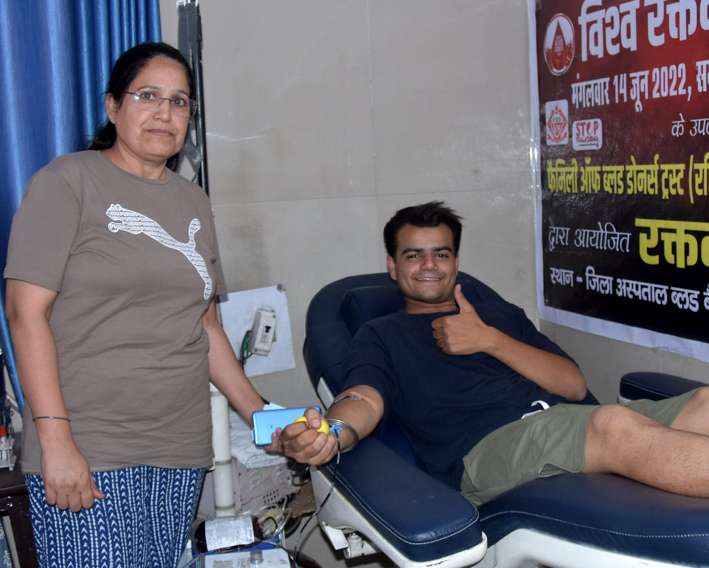 जिला अस्पताल में अमर उजाला द्वारा आयोजित स्वैच्छिक रक्तदान शिविर में रक्तदान करने पहुंचे मॉ बेट जिला अस्पताल में अमर उजाला द्वारा आयोजित स्वैच्छिक रक्तदान शिविर में रक्तदान करने पहुंचे मॉ बेट