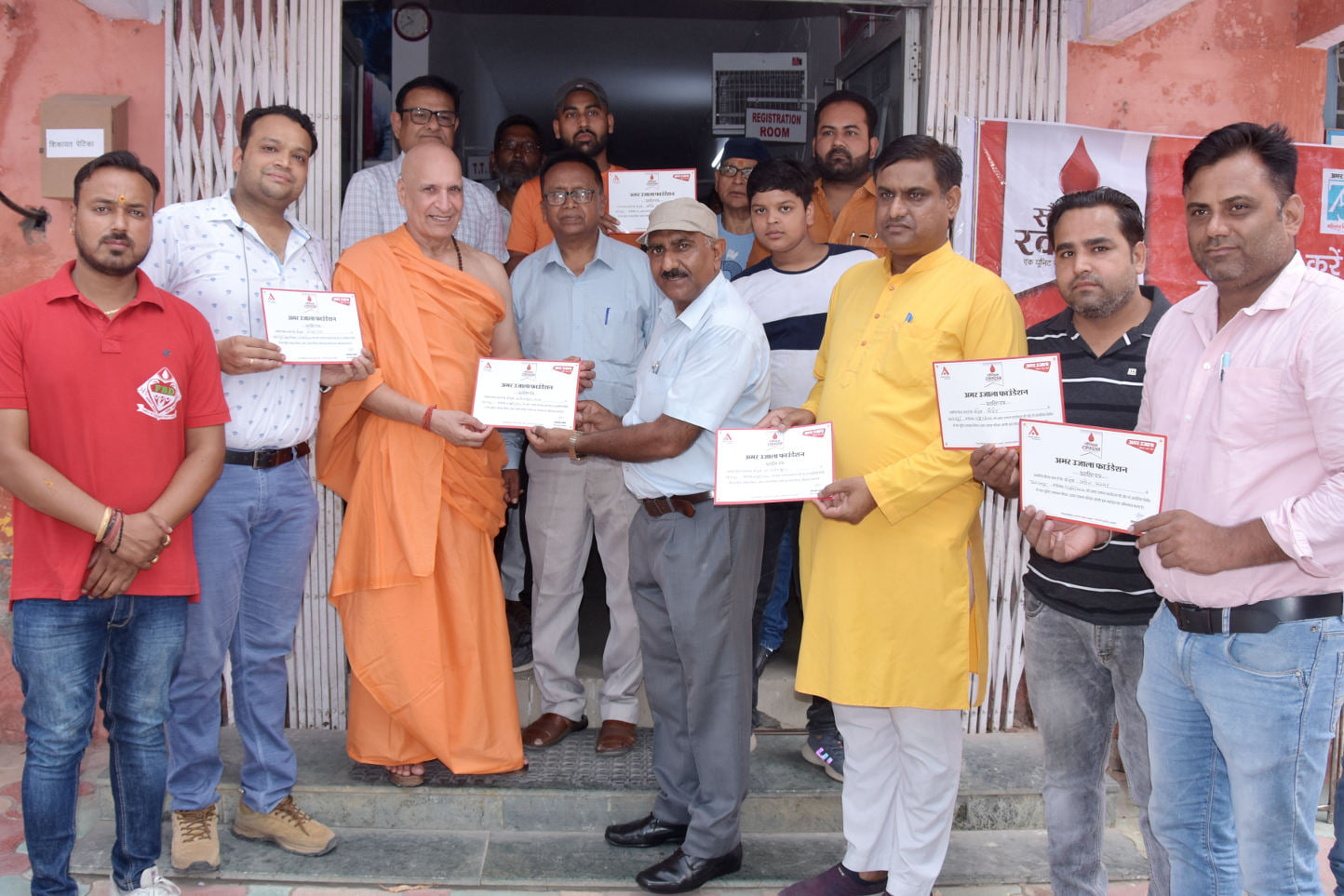 जिला अस्पताल में अमर उजाला द्वारा आयोजित स्वैच्छिक रक्तदान शिविर में रक्तदान करने वालो को प्रमा जिला अस्पताल में अमर उजाला द्वारा आयोजित स्वैच्छिक रक्तदान शिविर में रक्तदान करने वालो को प्रमा