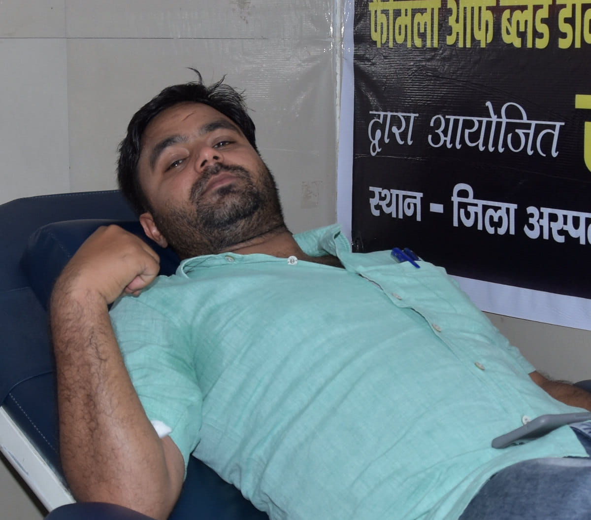 जिला अस्पताल में अमर उजाला द्वारा आयोजित स्वैच्छिक रक्तदान शिविर में रक्तदान करते स्वस्थ्य कर्? जिला अस्पताल में अमर उजाला द्वारा आयोजित स्वैच्छिक रक्तदान शिविर में रक्तदान करते स्वस्थ्य कर्?
