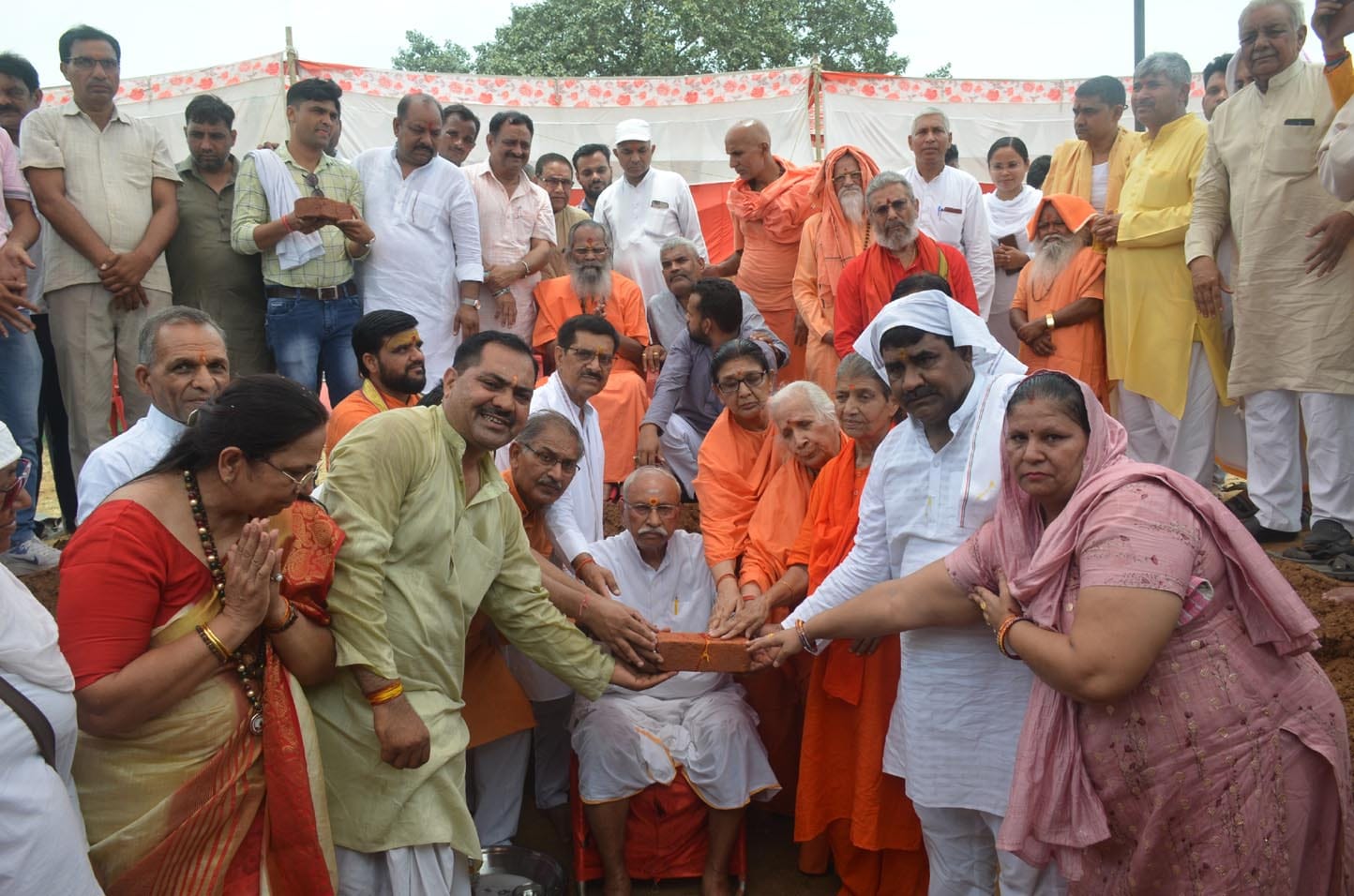 महाशक्ति सिद्ध पीठ में भगवान श्री राम की 108 फुट ऊंची प्रतिमा का भूमि पूजन करते मुख्य अतिथि विहिप स? महाशक्ति सिद्ध पीठ में भगवान श्री राम की 108 फुट ऊंची प्रतिमा का भूमि पूजन करते मुख्य अतिथि विहिप स?