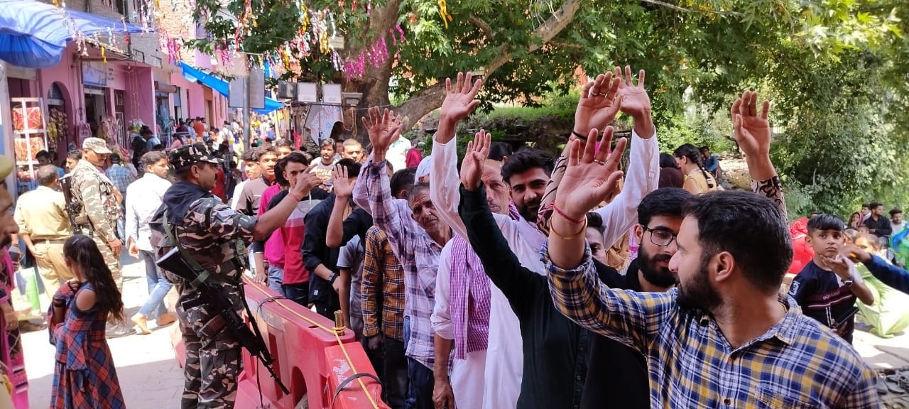मंदिर के बाहर जयघोष लगाते श्रद्धालु :- संवाद