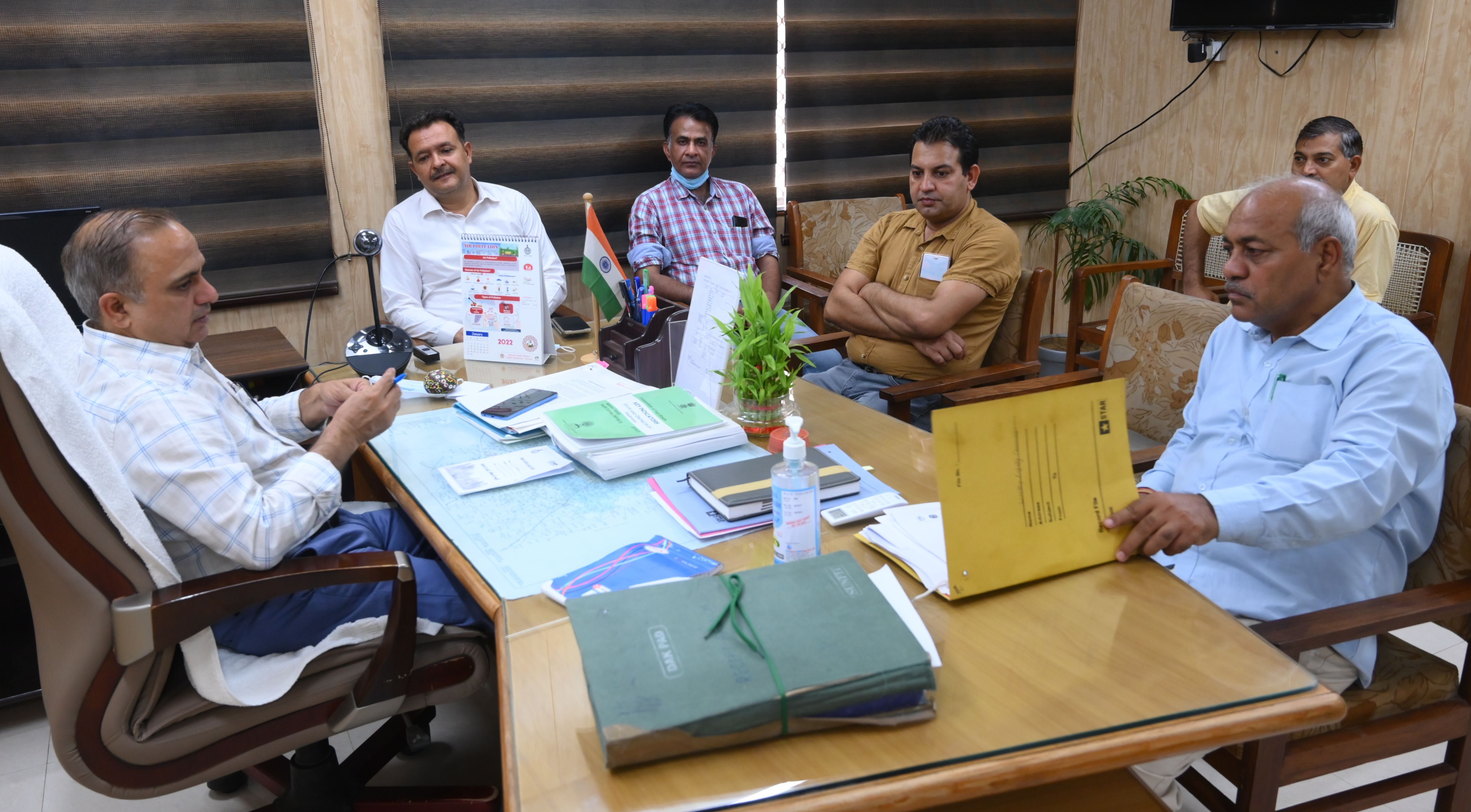 नागरिक अस्पताल के औचक निरीक्षण के दौरान अधिकारियों को दिशा-निर्देश देते एनएचएम के निदेशक डॉ. रणद? नागरिक अस्पताल के औचक निरीक्षण के दौरान अधिकारियों को दिशा-निर्देश देते एनएचएम के निदेशक डॉ. रणद?