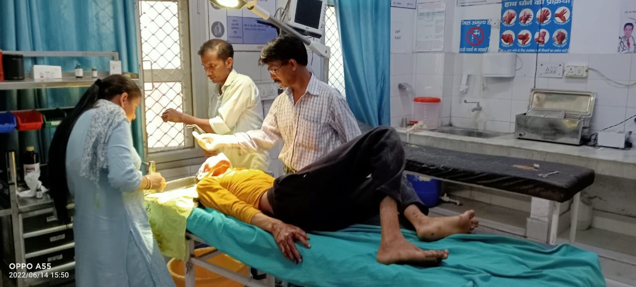 पांवटा-शिलाई एनएच पर टिंबी के पास हुए हादसे में घायल का पांवटा अस्पताल में उपचार करते चिकित्सक। स पांवटा-शिलाई एनएच पर टिंबी के पास हुए हादसे में घायल का पांवटा अस्पताल में उपचार करते चिकित्सक। स