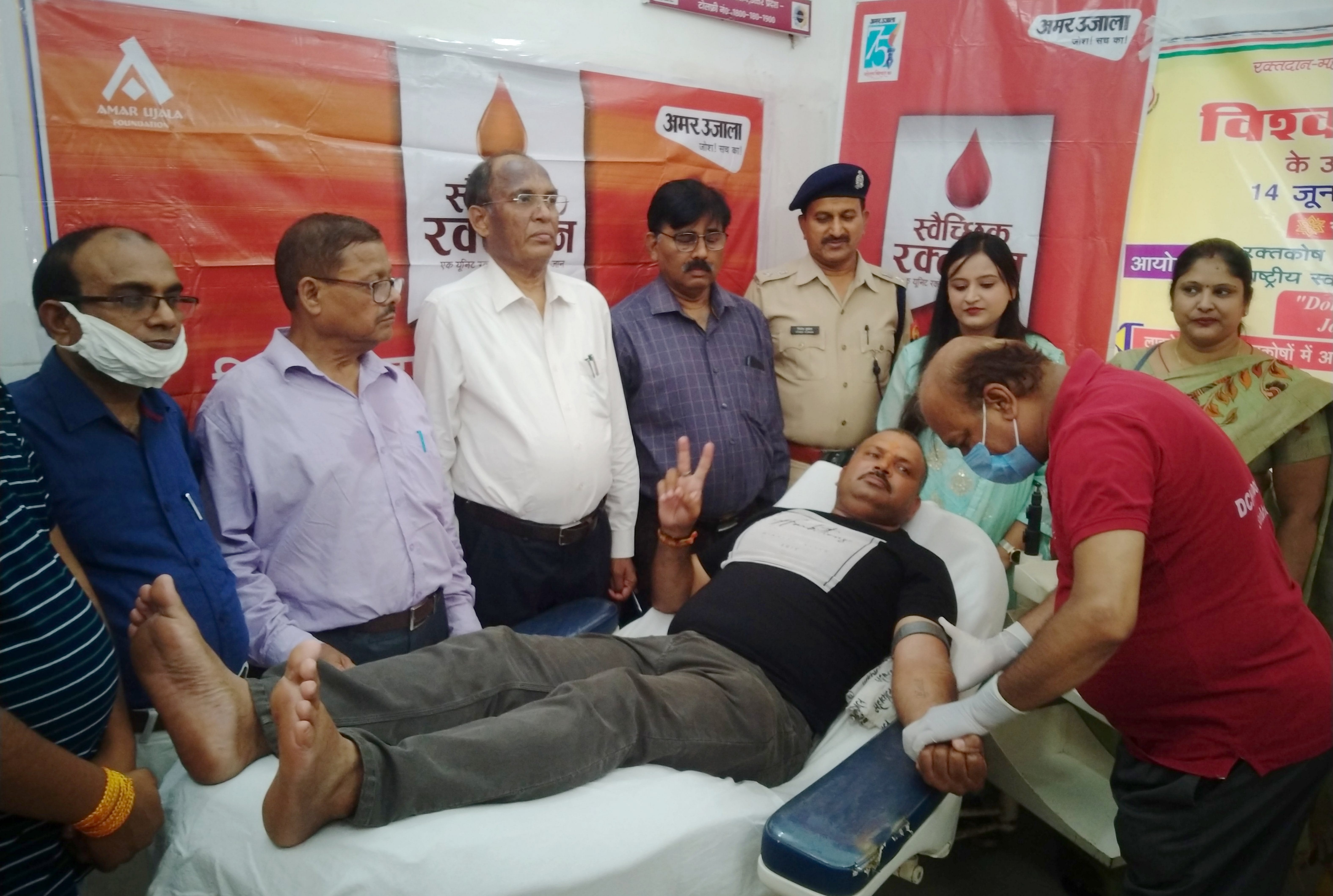 राबर्ट्सगंज ब्लड़ बैंक में अमर उजाला फाउंडेशन व संगठन की ओर से रक्तदान शिविर में रक्तदाताओ का उत? राबर्ट्सगंज ब्लड़ बैंक में अमर उजाला फाउंडेशन व संगठन की ओर से रक्तदान शिविर में रक्तदाताओ का उत?