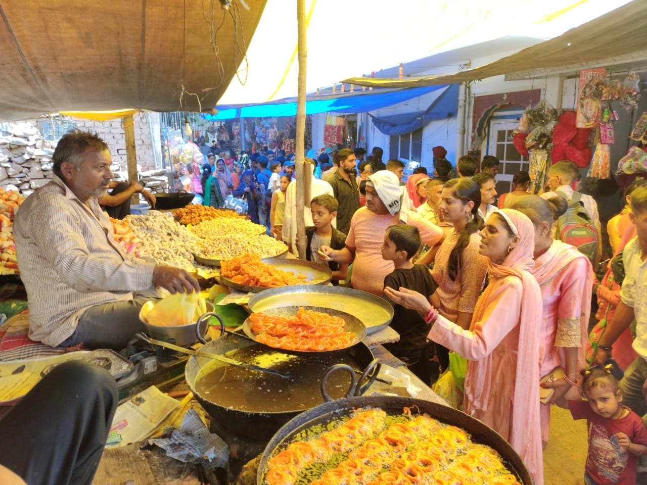 सुद्धमहादेव में सजी दुकानों से खरीदारी करते ग्राहक:- संवाद