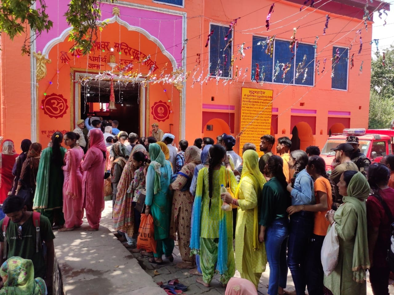 सुद्धमहादेव मंदिर के बाहर तक लगी श्रद्धालुओं की लाइने :- संवाद