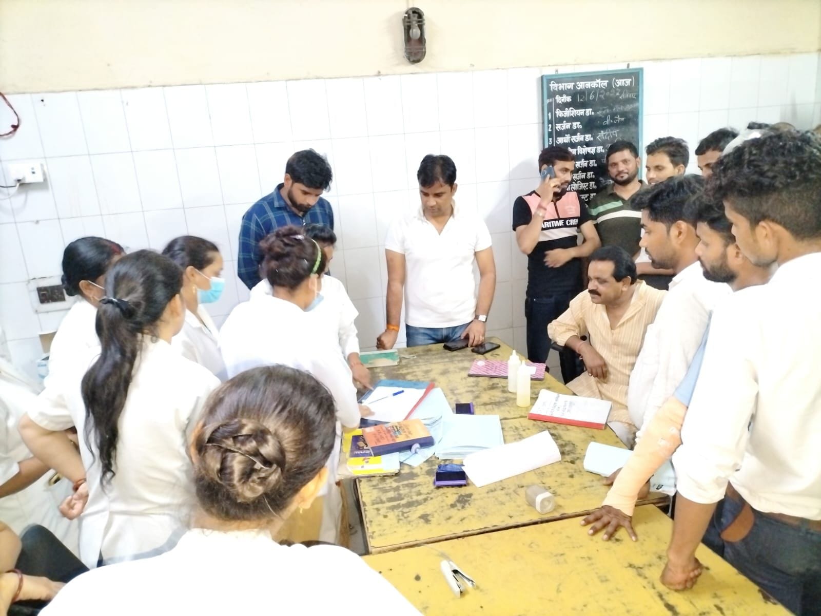 शाहजहांपुर के राजकीय मेडिकल कॉलेज में हंगामे के बाद इकट्ठा मेडिकल स्टाफ शाहजहांपुर के राजकीय मेडिकल कॉलेज में हंगामे के बाद इकट्ठा मेडिकल स्टाफ