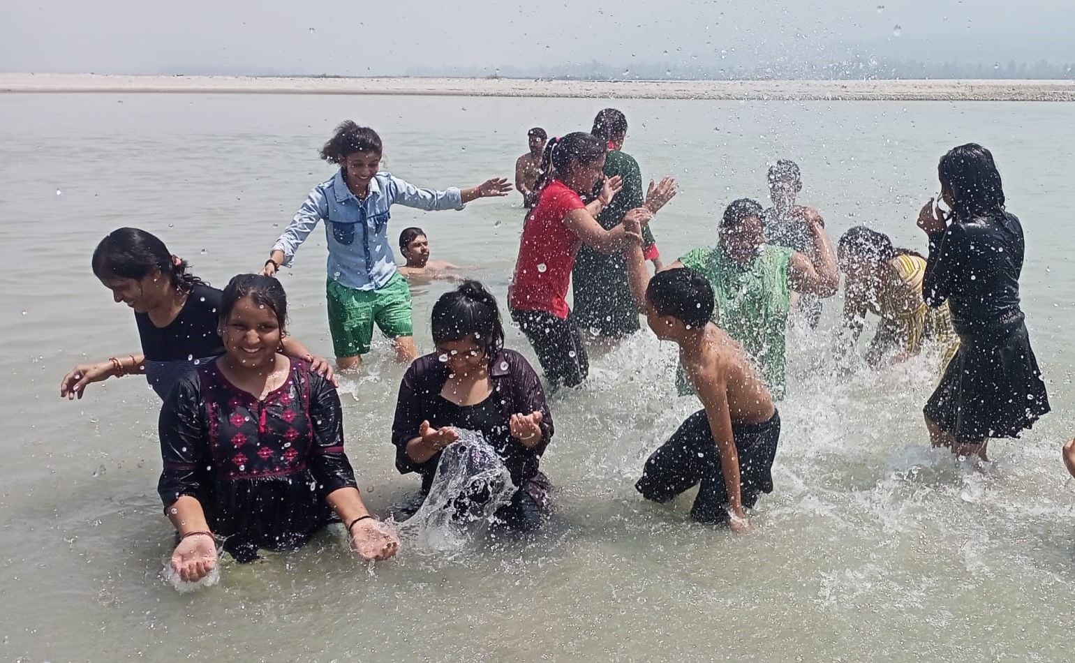 टनकपुर शारदा स्नान घाट पर अठखेलियां करते श्रद्धालु। संवाद न्यूज एजेंसी टनकपुर शारदा स्नान घाट पर अठखेलियां करते श्रद्धालु। संवाद न्यूज एजेंसी