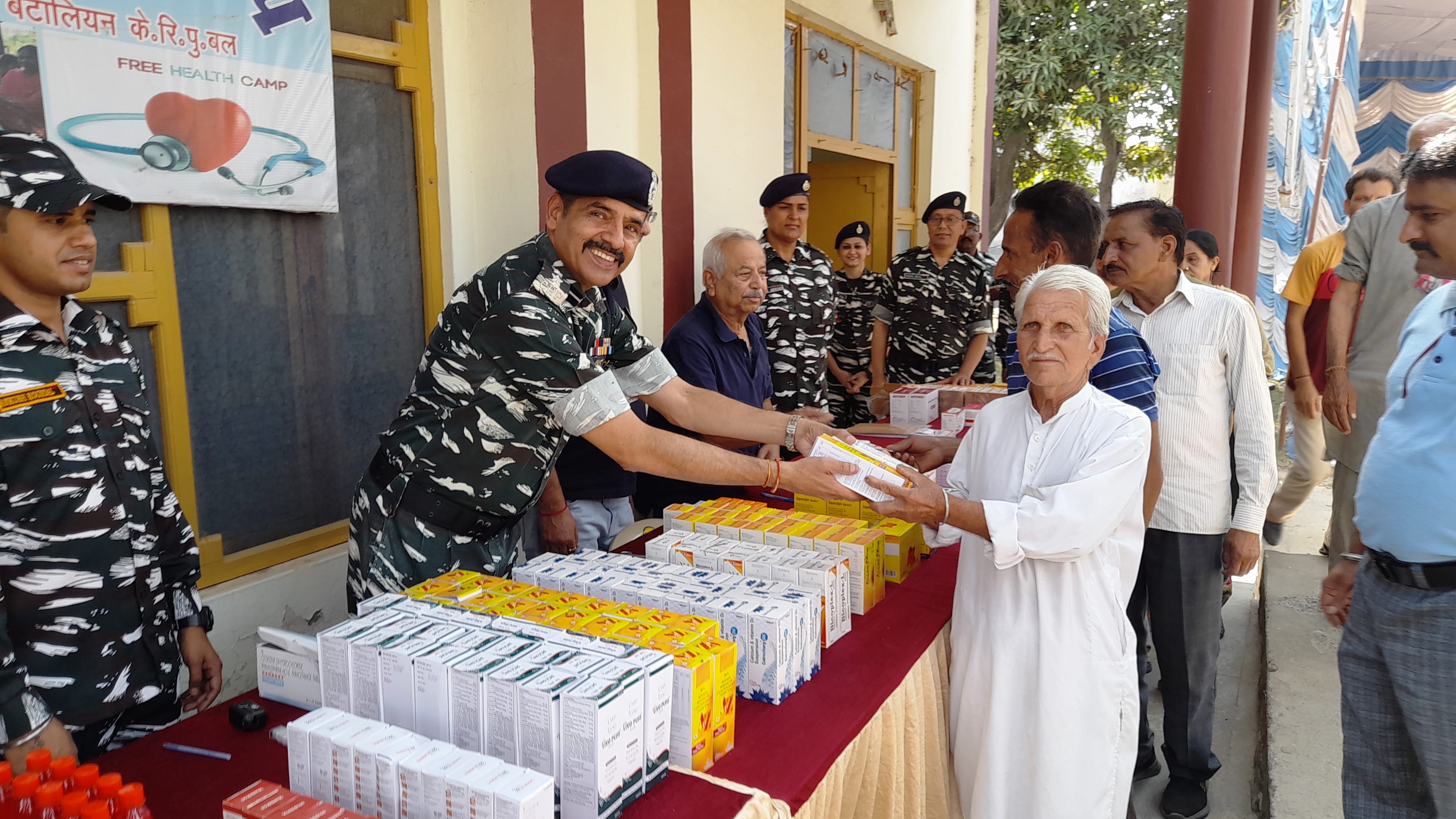 उधमपुर: कैंप में मरीजों को मुफ्त दवाई बांटते हुए 187 बटालियन के कमांडेंट
