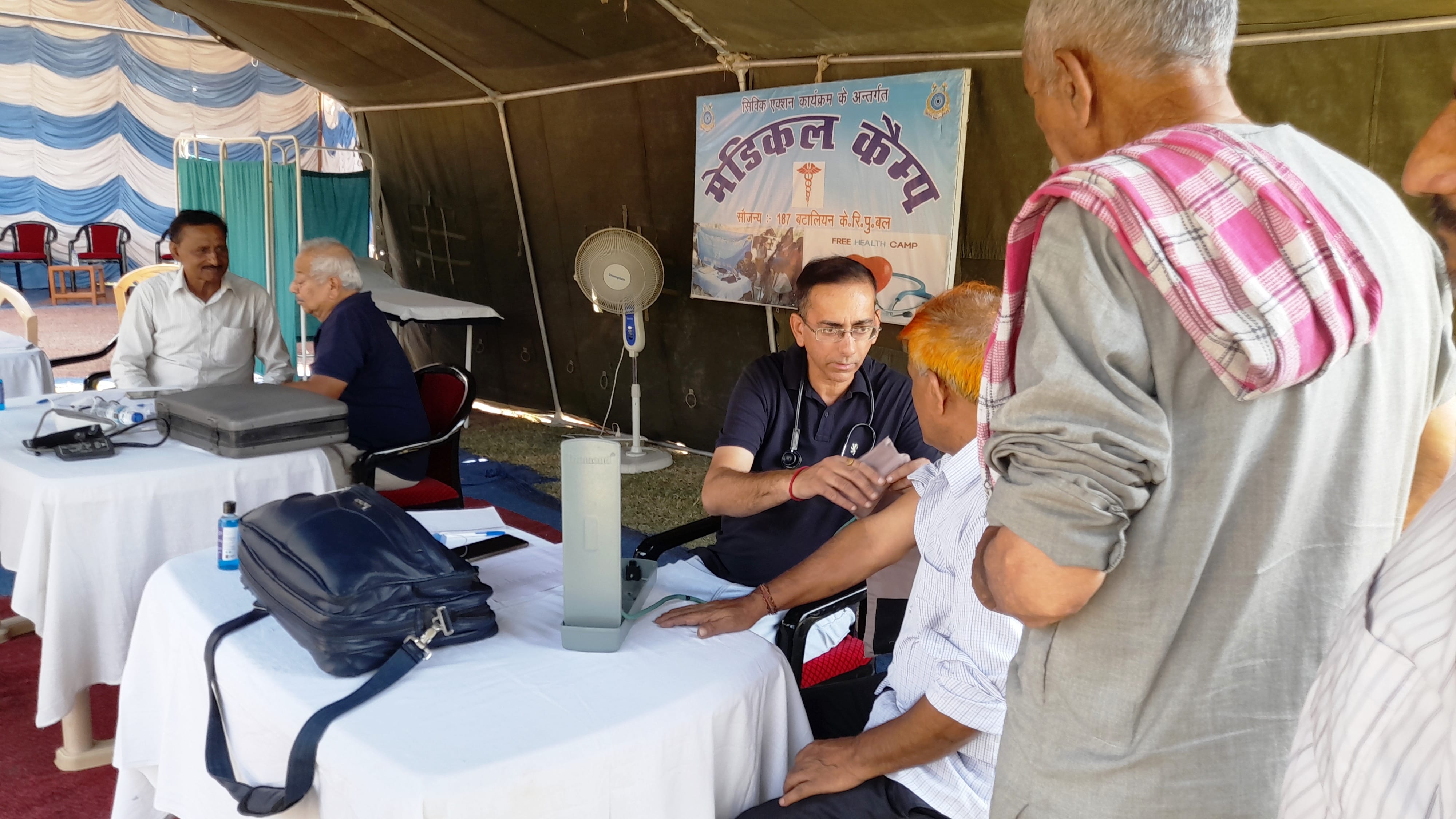 उधमपुर: मेडिकल कैंप में मरीजों की जांच करते हुए डॉक्टर.