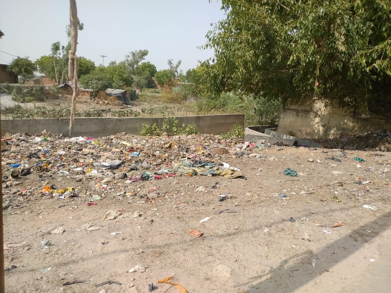 अजीजगंज में खन्नौत नदी के किनारे डंप कूड़ा