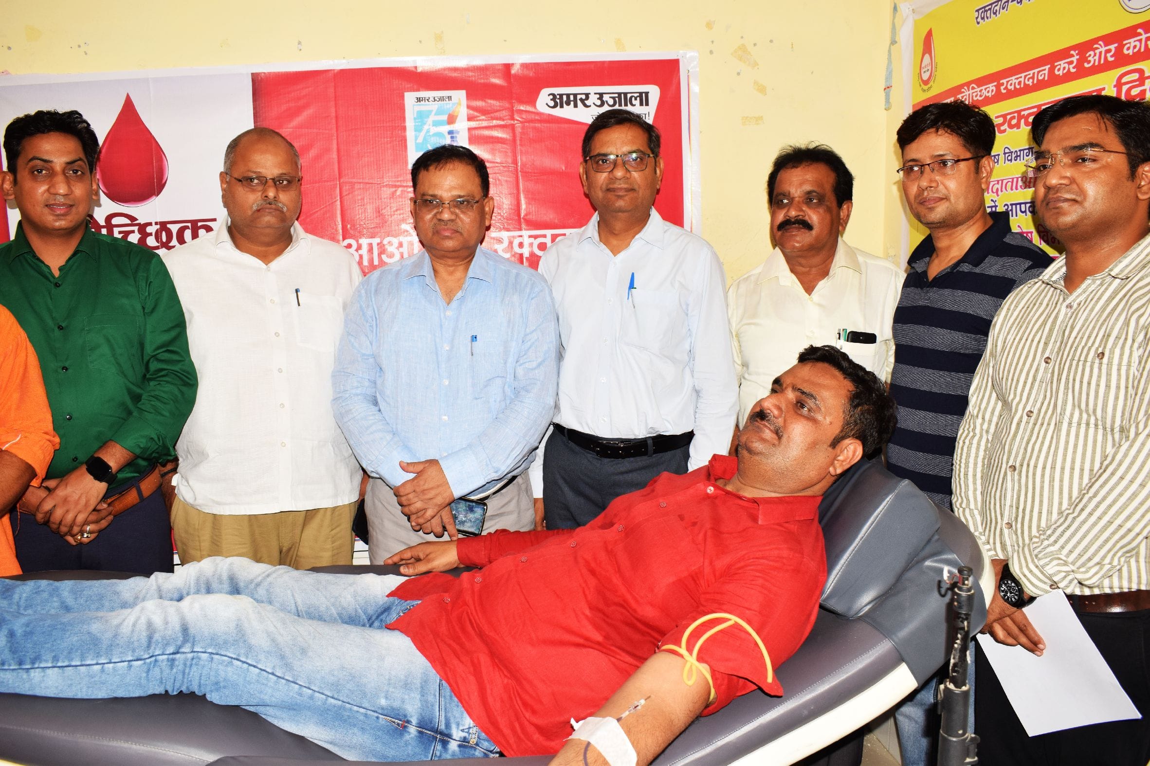 अमर उजाला फाउंडेशन की ओर से लगे रक्त शिविर में रक्तदान करते पूर्व जिला सहकारी बैंक के अध्यक्ष भूप अमर उजाला फाउंडेशन की ओर से लगे रक्त शिविर में रक्तदान करते पूर्व जिला सहकारी बैंक के अध्यक्ष भूप