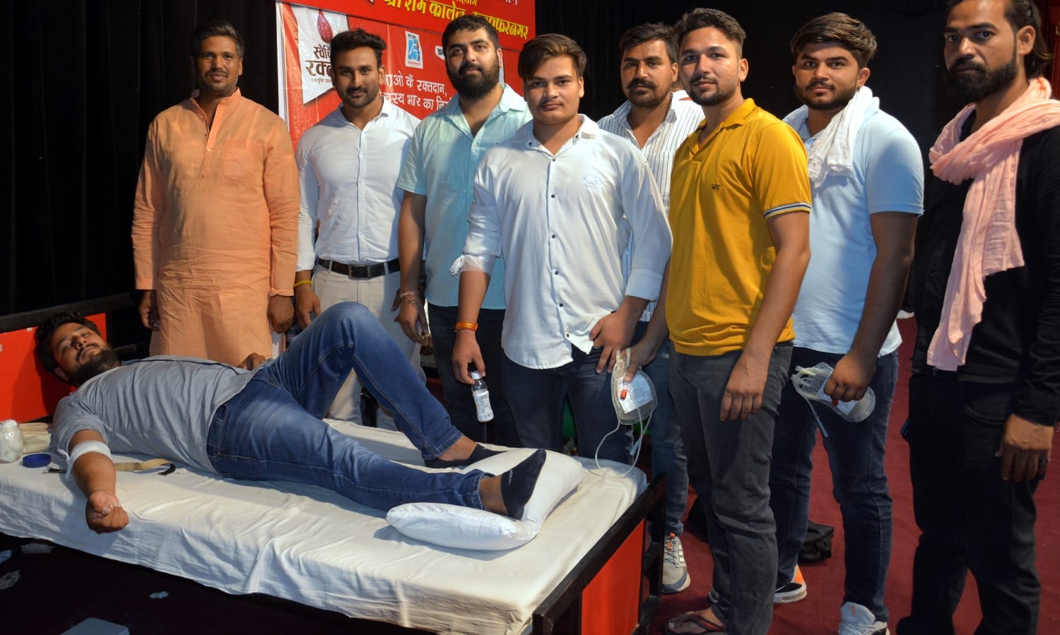 अमर उजाला फाउंडेशन रक्तदान शिविर में मौजूद ब्लाक प्रमुख अमित राठी।