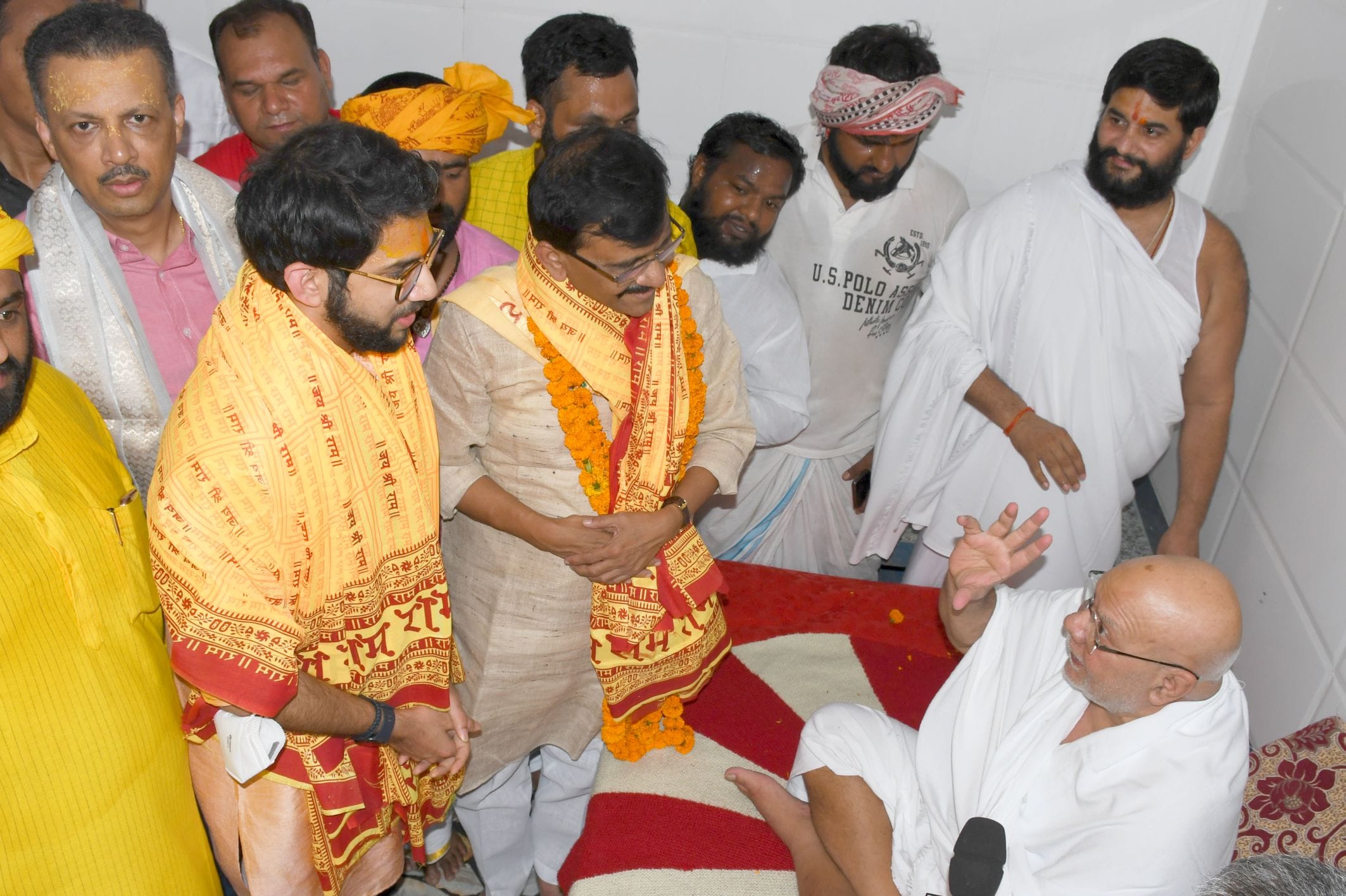 अयोध्या-महंत ज्ञानदास से भेंट कर आशीर्वाद लेते महाराष्ट्र सरकार में मंत्री आदित्य ठाकरे,सांसद स अयोध्या-महंत ज्ञानदास से भेंट कर आशीर्वाद लेते महाराष्ट्र सरकार में मंत्री आदित्य ठाकरे,सांसद स