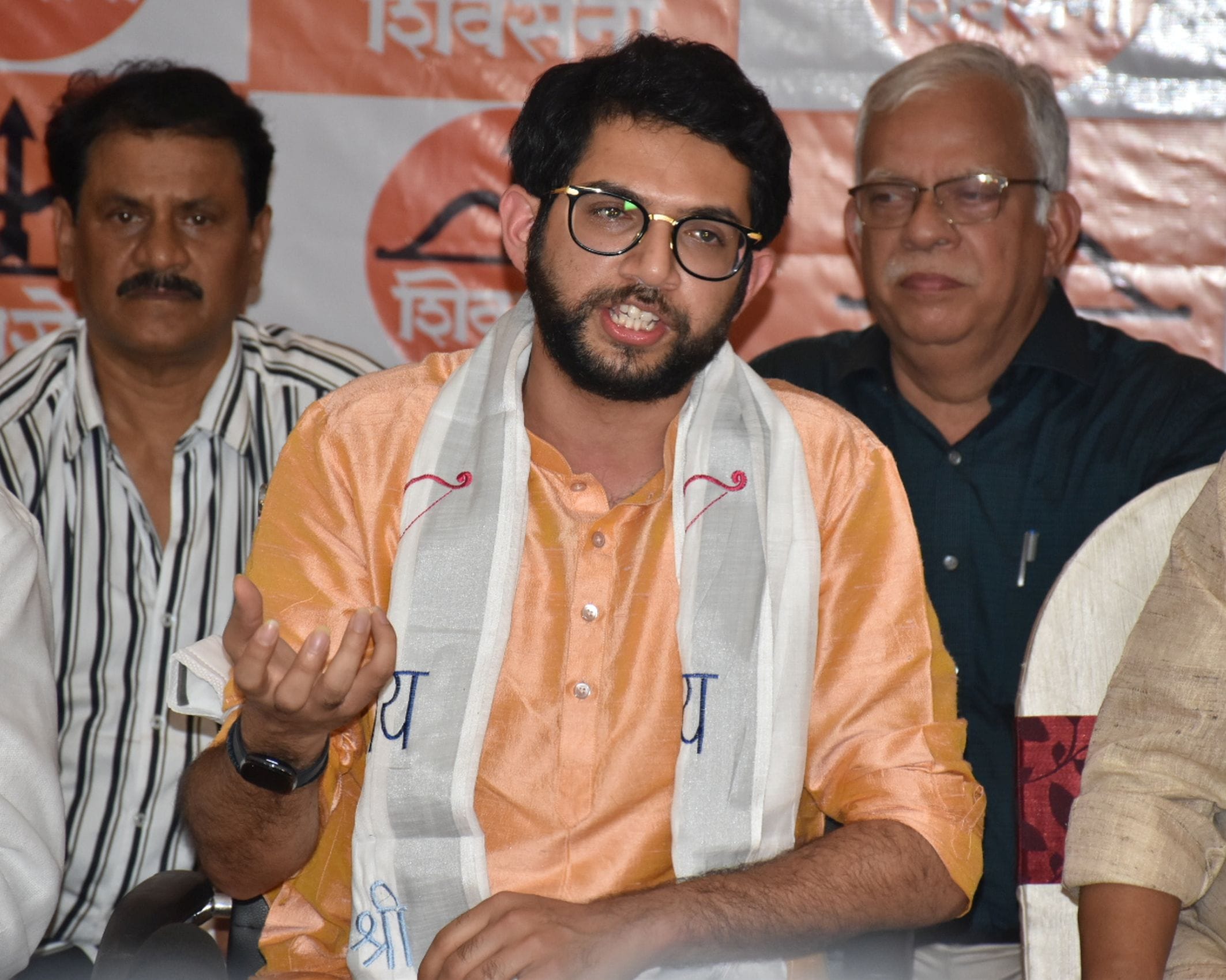 अयोध्या-देवकाली स्थित होटल में पत्रकारों से वार्ता करते महाराष्ट्र सरकार में मंत्री आदित्य ठाक? अयोध्या-देवकाली स्थित होटल में पत्रकारों से वार्ता करते महाराष्ट्र सरकार में मंत्री आदित्य ठाक?