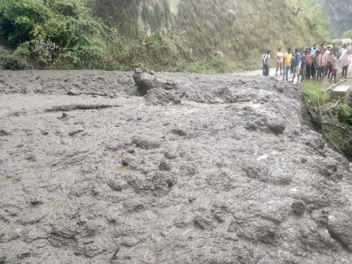 बादल फटने से सड़क पर बहता मलबा, भुंतर-गड़सा सड़क अवरूद्घ। -संवाद