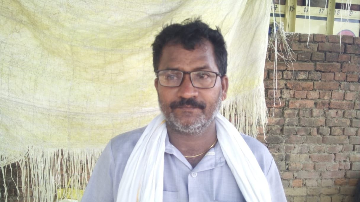 कुंडा के चौसा स्थित गैस गोदाम एजेंसी का सेल्समैन विजय यादव।