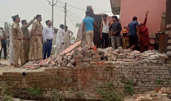 कैराना के मवी के पास हाइवे की जद में आए मकानों को बुलडोजर से ध्वस्त कराते अधिकारी। कैराना के मवी के पास हाइवे की जद में आए मकानों को बुलडोजर से ध्वस्त कराते अधिकारी।