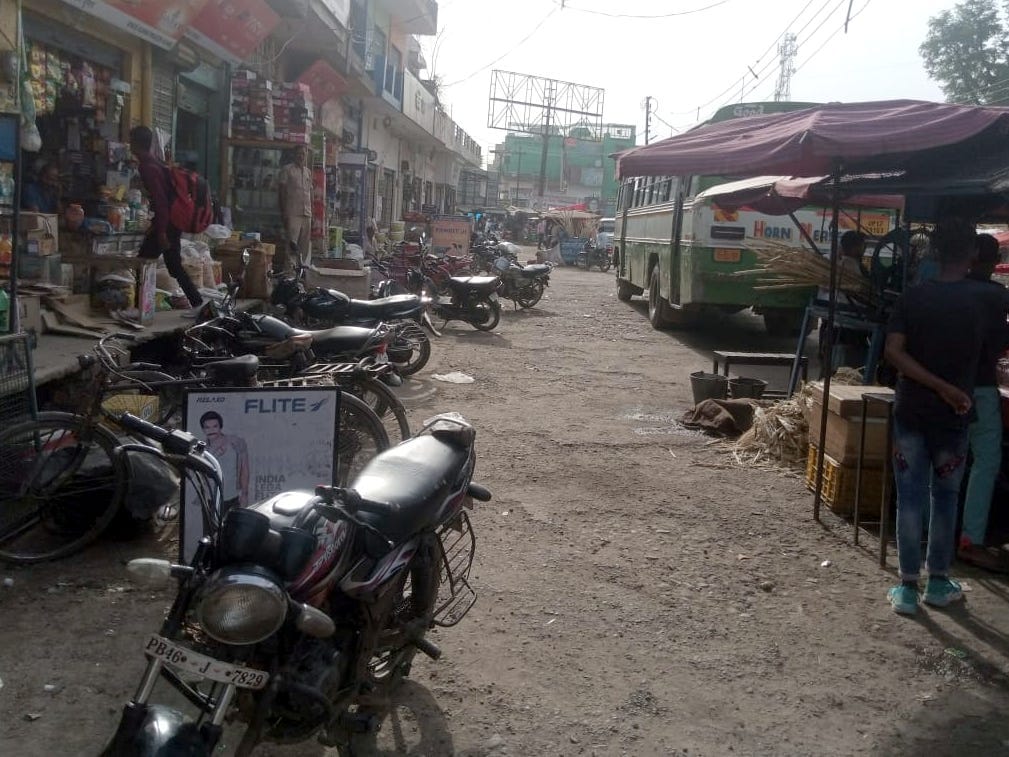 कांधला में दुकान के सामने खड़ी बाईकें। कांधला में दुकान के सामने खड़ी बाईकें।
