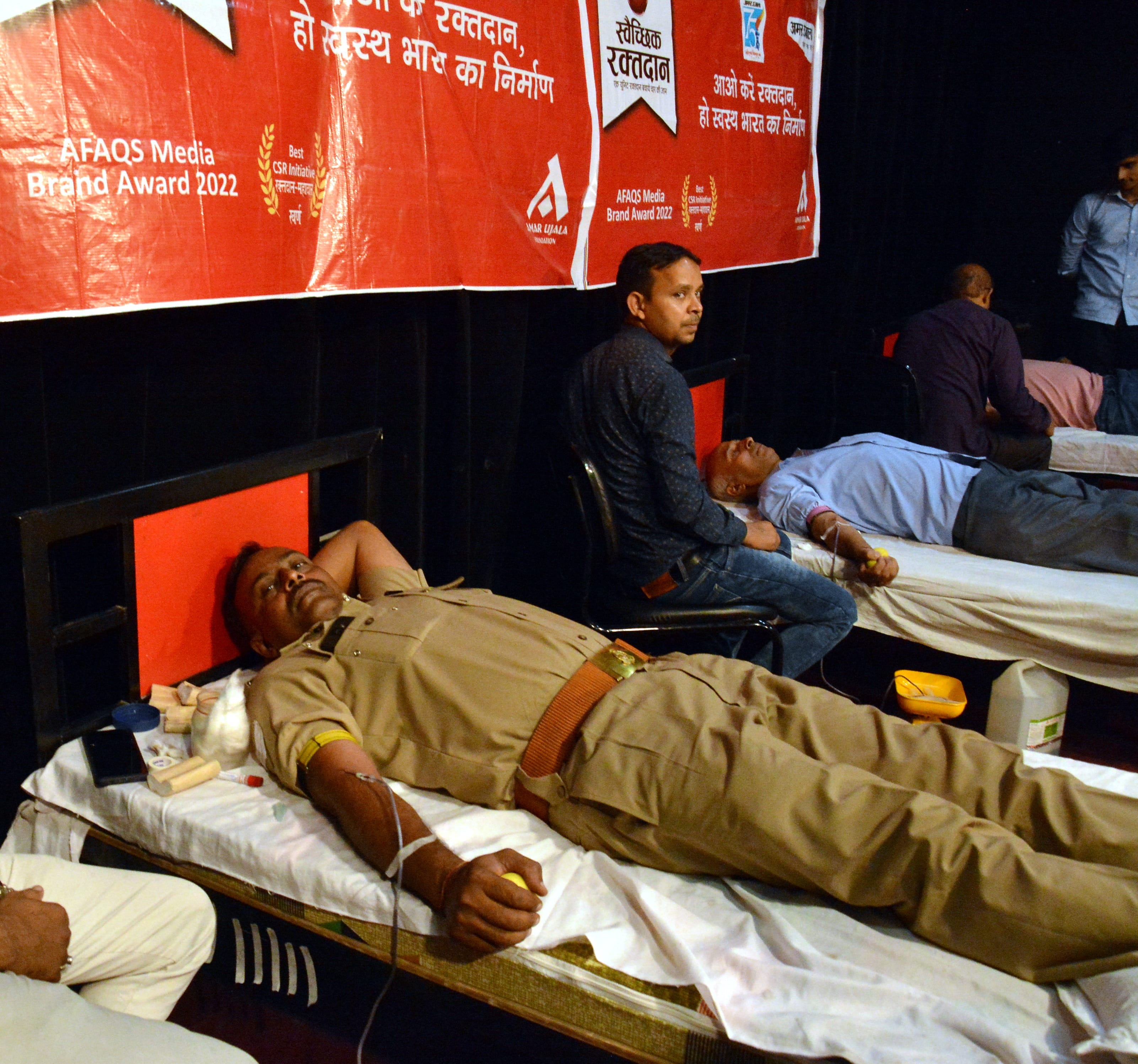 मर उजाला फाउंडेशन के  रक्तदान शिविर में रक्तदान करते पुलिसकर्मी।