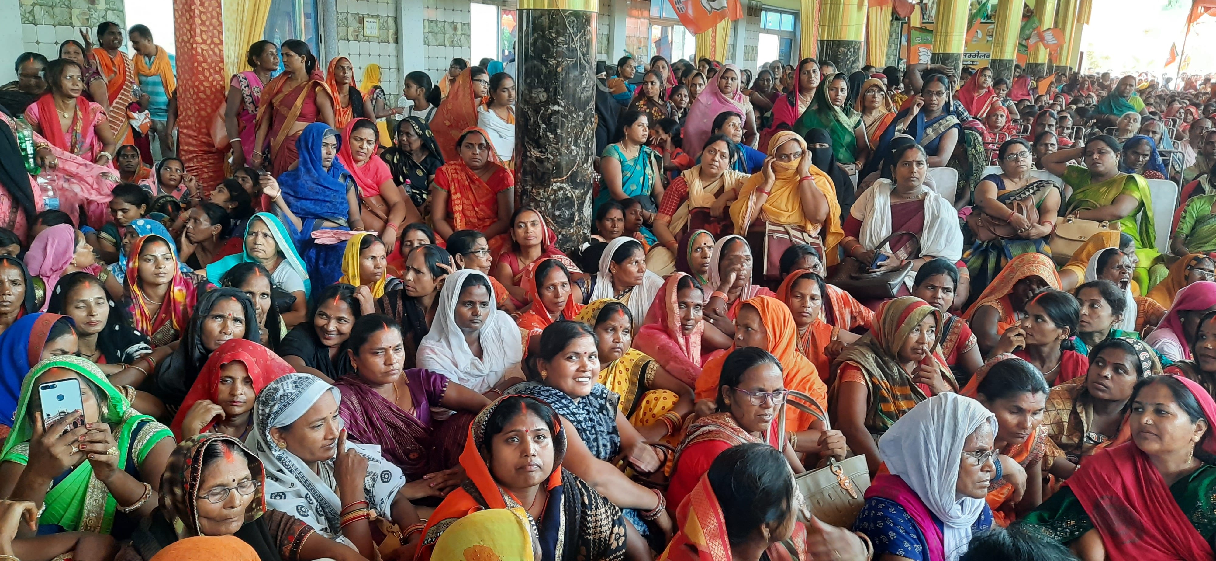 नगर के पुरानी तहसील स्थित एक प्लाजा में भाजपा के गरीब कल्याण जनसभा में मौजूद महिलाएं।संवाद नगर के पुरानी तहसील स्थित एक प्लाजा में भाजपा के गरीब कल्याण जनसभा में मौजूद महिलाएं।संवाद