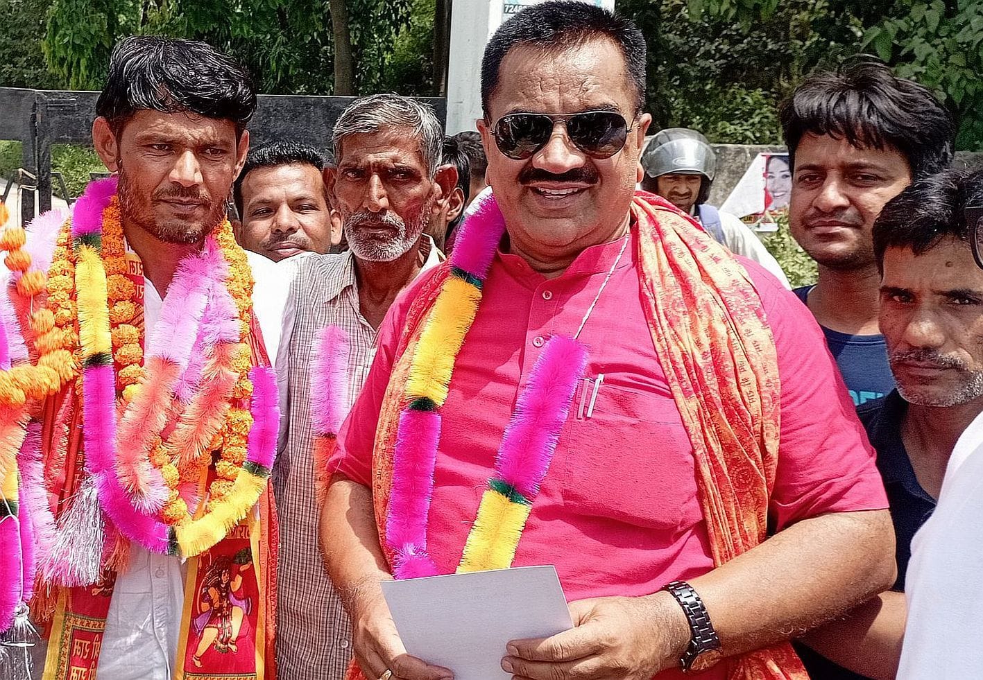 रुद्रपुर में जीत के बाद समर्थकों के साथ पार्षद रंजीत, साथ में पूर्व विधायक राजकुमार ठुकराल। संवा रुद्रपुर में जीत के बाद समर्थकों के साथ पार्षद रंजीत, साथ में पूर्व विधायक राजकुमार ठुकराल। संवा