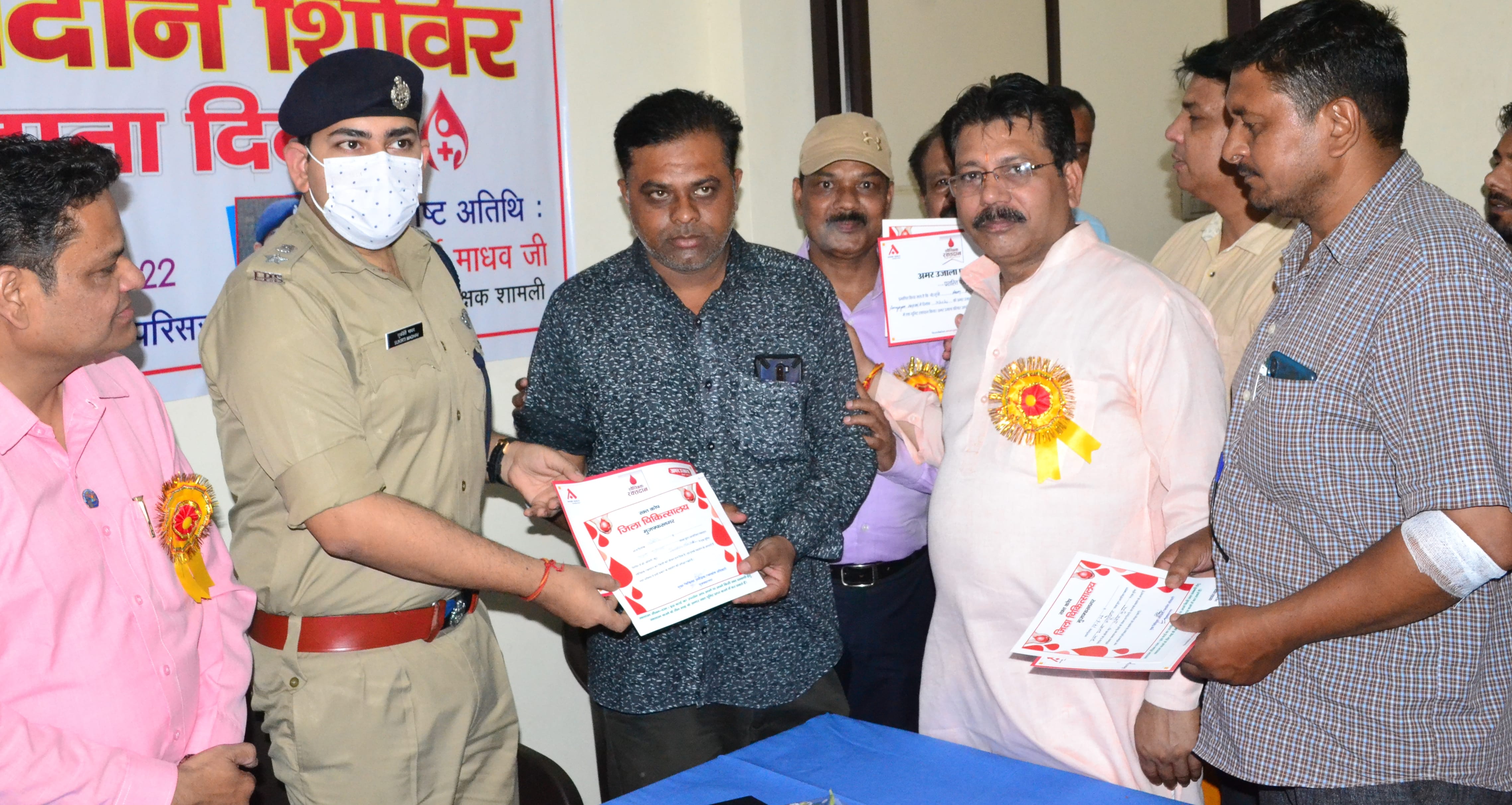 शामली में अमर उजाला फाउडेंशन द्वारा आरोग्यम हॉस्पिटल में आयोजित स्वैच्छिक रक्तदान शिविर में रक शामली में अमर उजाला फाउडेंशन द्वारा आरोग्यम हॉस्पिटल में आयोजित स्वैच्छिक रक्तदान शिविर में रक