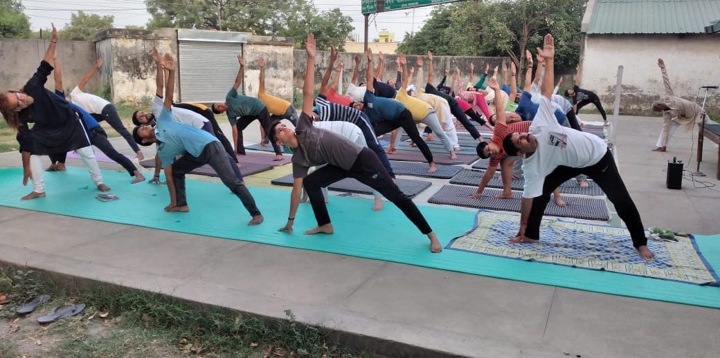 शामली में झिंझाना रोड पर योगाभ्यास करते साधक। शामली में झिंझाना रोड पर योगाभ्यास करते साधक।