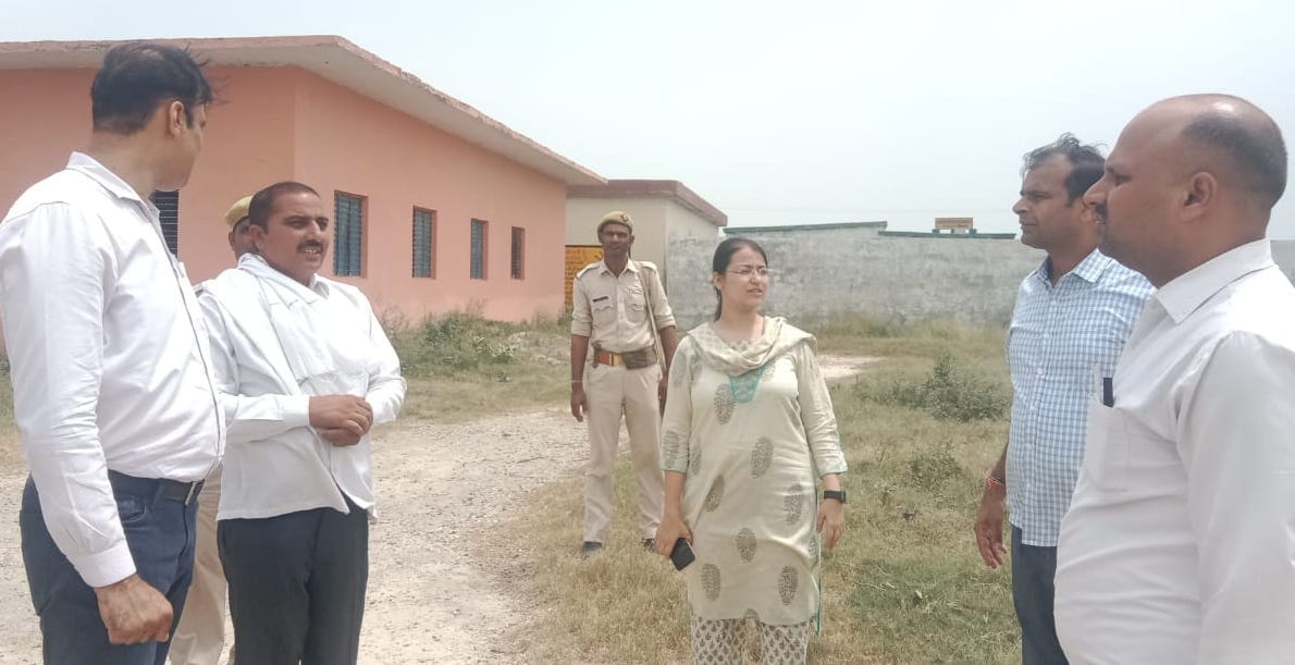 ऊन क्षेत्र के गांव उल्हैनी में जांच करने पहुंची एसडीएम निकिता शर्मा व तहसीलदार। ऊन क्षेत्र के गांव उल्हैनी में जांच करने पहुंची एसडीएम निकिता शर्मा व तहसीलदार।