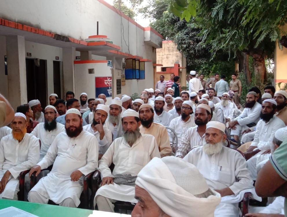अंबेहटा में आयोजित बैठक में मुस्लिम समाज के लोग अंबेहटा में आयोजित बैठक में मुस्लिम समाज के लोग