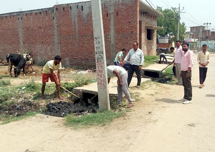 अफजलगढ़ के गांव टांडा हिदायतपुर चौहड़वाला में नालों की सफाई करते सफाईकर्मी। अफजलगढ़ के गांव टांडा हिदायतपुर चौहड़वाला में नालों की सफाई करते सफाईकर्मी।