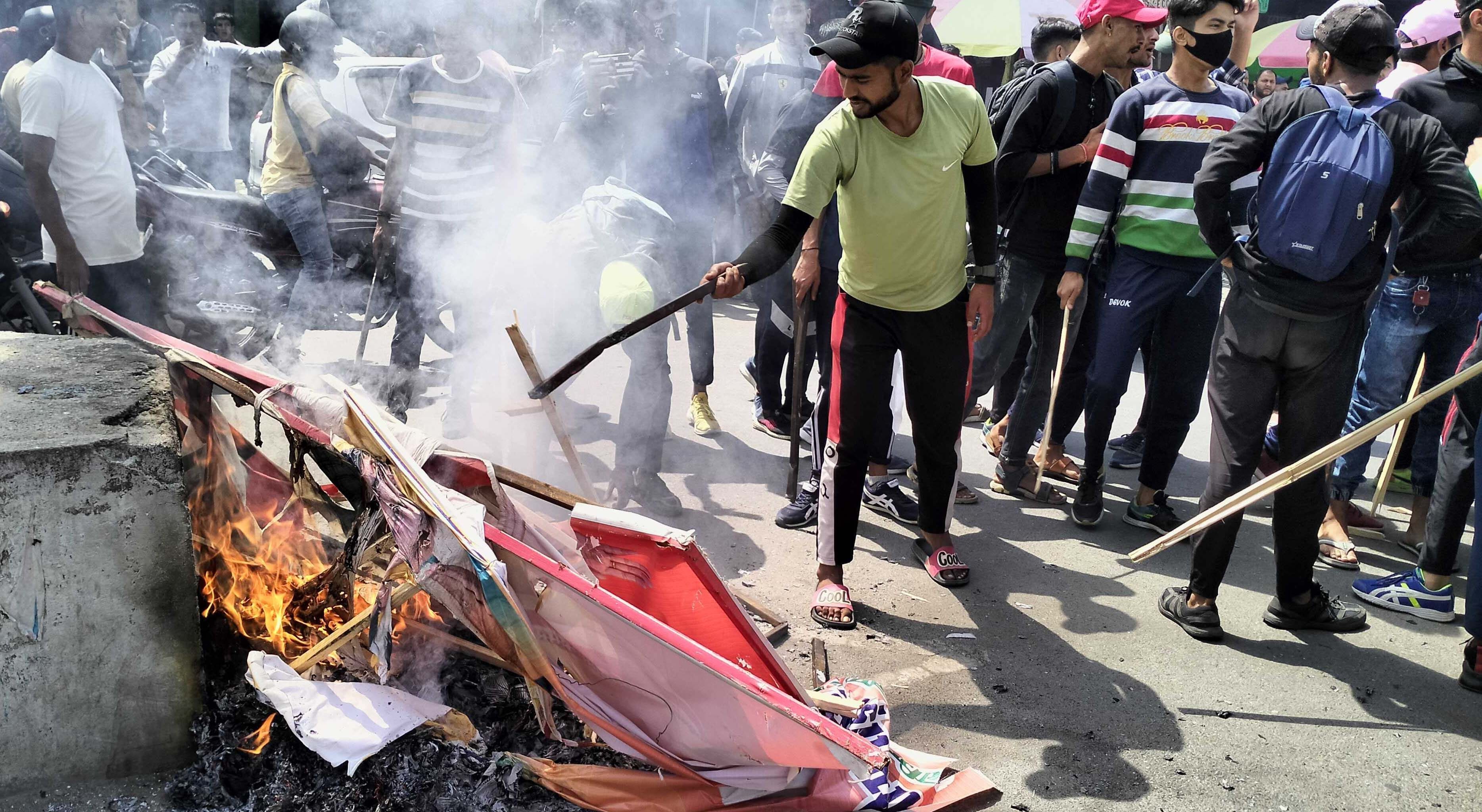 अग्निपथ योजना के विरोध में चंपावत में हुए प्रदर्शन के दौरान भाजपा के झंडे, पोस्टर और बैनरों को जल? अग्निपथ योजना के विरोध में चंपावत में हुए प्रदर्शन के दौरान भाजपा के झंडे, पोस्टर और बैनरों को जल?