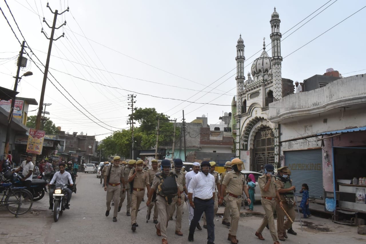 बागपत के पुराना कस्बे में पुलिसफोर्स के साथ निरीक्षण करते डीएम व एसपी बागपत के पुराना कस्बे में पुलिसफोर्स के साथ निरीक्षण करते डीएम व एसपी