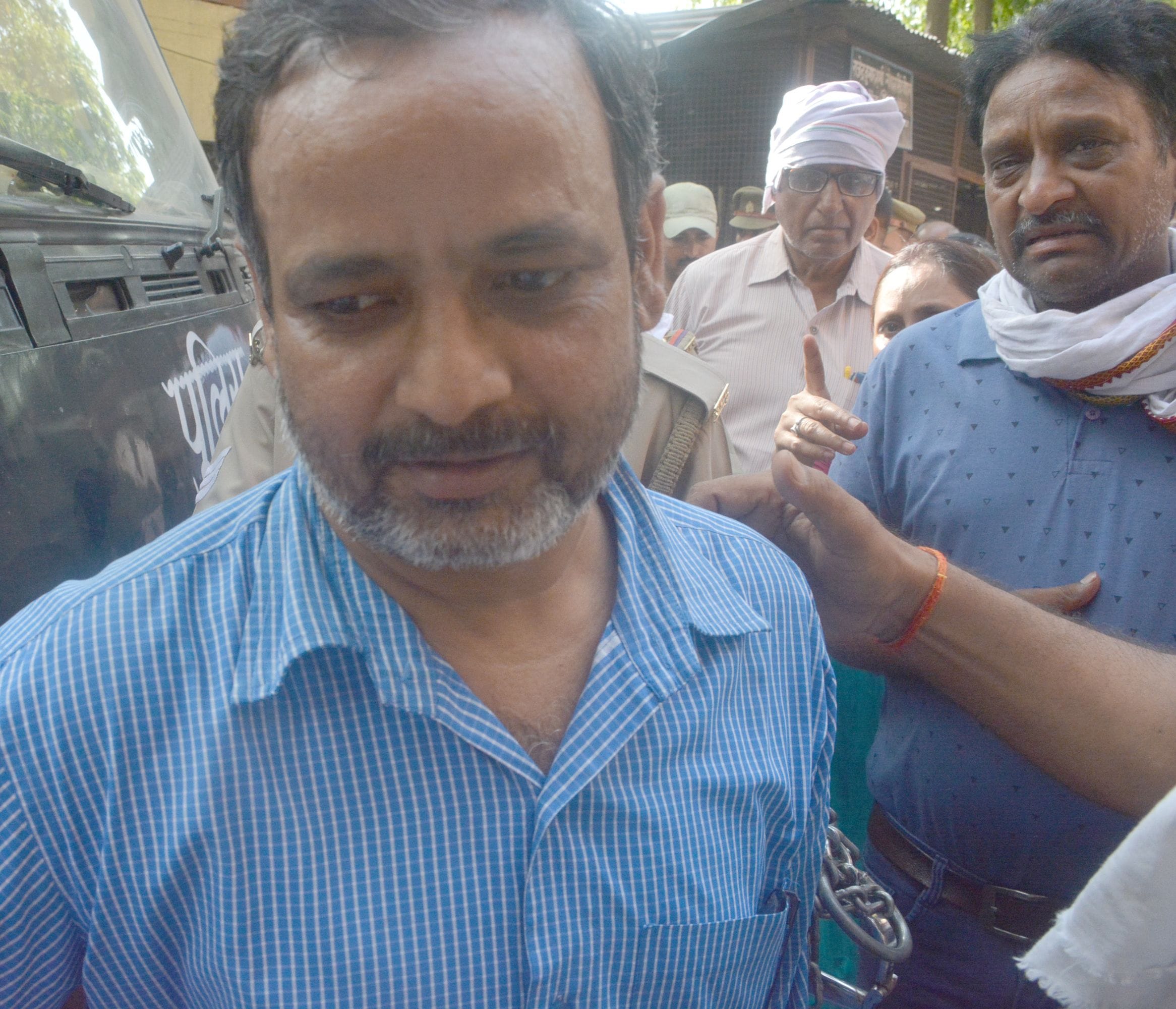 भाजपा नेता यशपाल हत्याकांड के दोषी को उम्रकैद की सजा होने के बाद जेल ले जाती पुलिस।