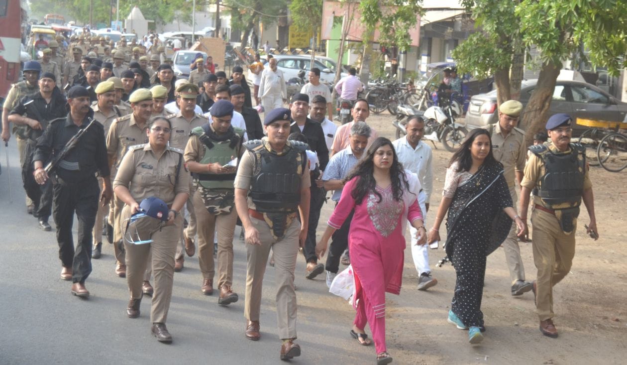 बृहस्पतिवार को बुलंदशहर रोड पर पैदल मार्च निकालते अधिकारी । संवाद बृहस्पतिवार को बुलंदशहर रोड पर पैदल मार्च निकालते अधिकारी । संवाद