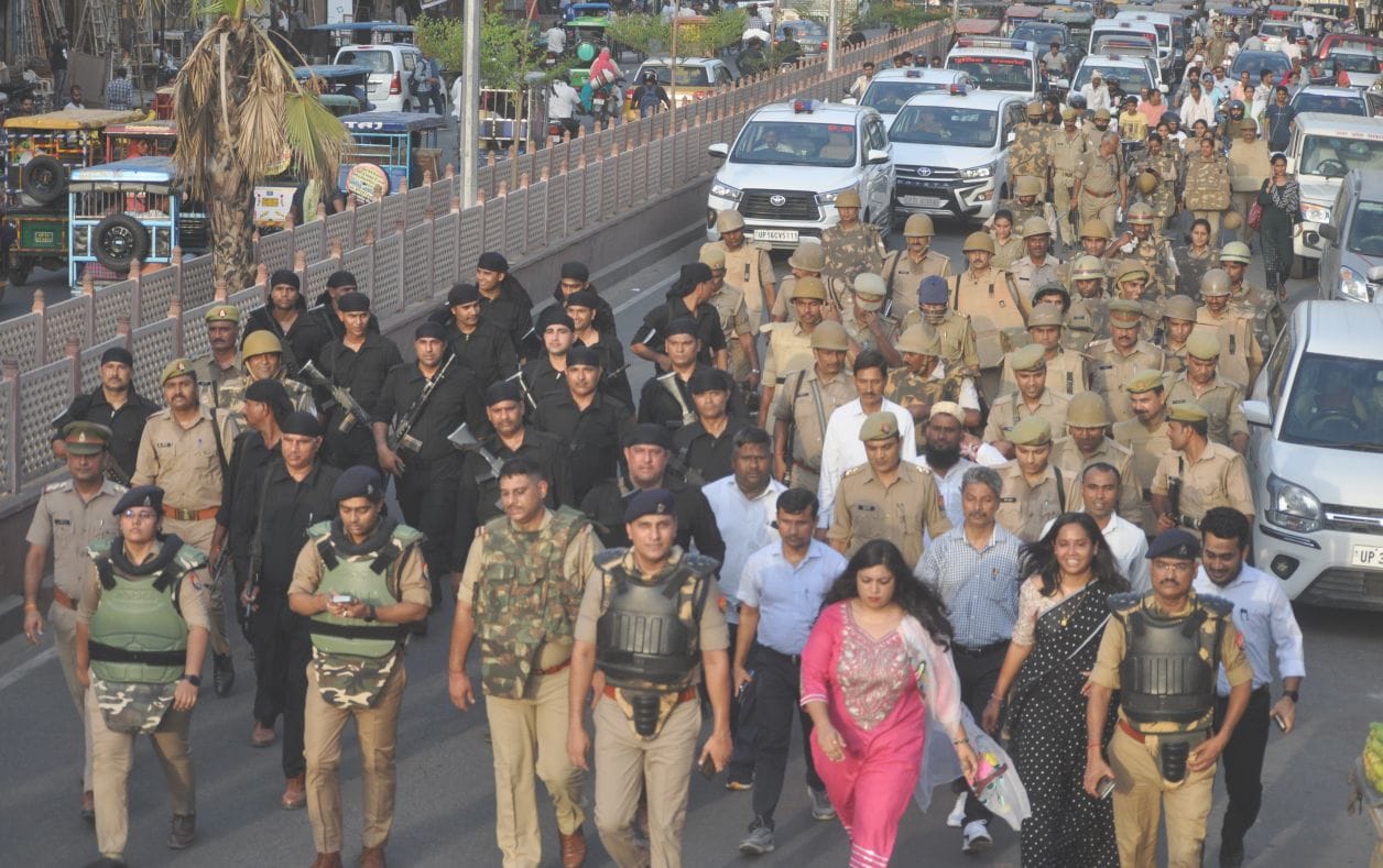 बृहस्पतिवार को गढ़ रोड पर रूट मार्च निकालते अधिकारी । संवाद बृहस्पतिवार को गढ़ रोड पर रूट मार्च निकालते अधिकारी । संवाद