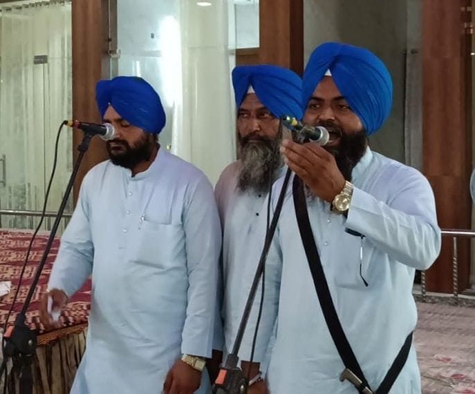 बाजपुर के गांव शिवपुरी स्थित गुरुद्वारा साहिब में आयोजित समागम में कीर्तन करते रागी जत्थे। संवा बाजपुर के गांव शिवपुरी स्थित गुरुद्वारा साहिब में आयोजित समागम में कीर्तन करते रागी जत्थे। संवा