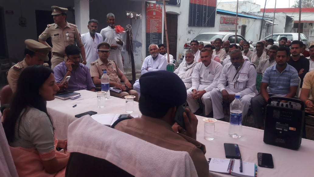 बड़गांव में बैठक को संबोधित करते एसडीएम और सीओ बड़गांव में बैठक को संबोधित करते एसडीएम और सीओ