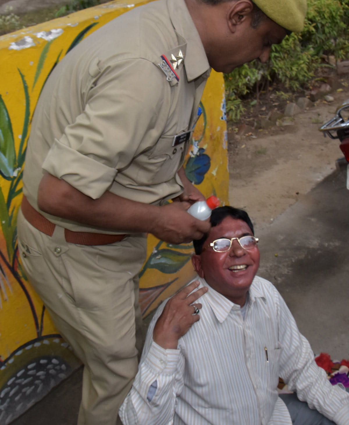 डीएम कार्यालय जहर कर बोतल लेकर धरना देता नजारत कर्मचारी से बोतल छिनती पुलिस डीएम कार्यालय जहर कर बोतल लेकर धरना देता नजारत कर्मचारी से बोतल छिनती पुलिस