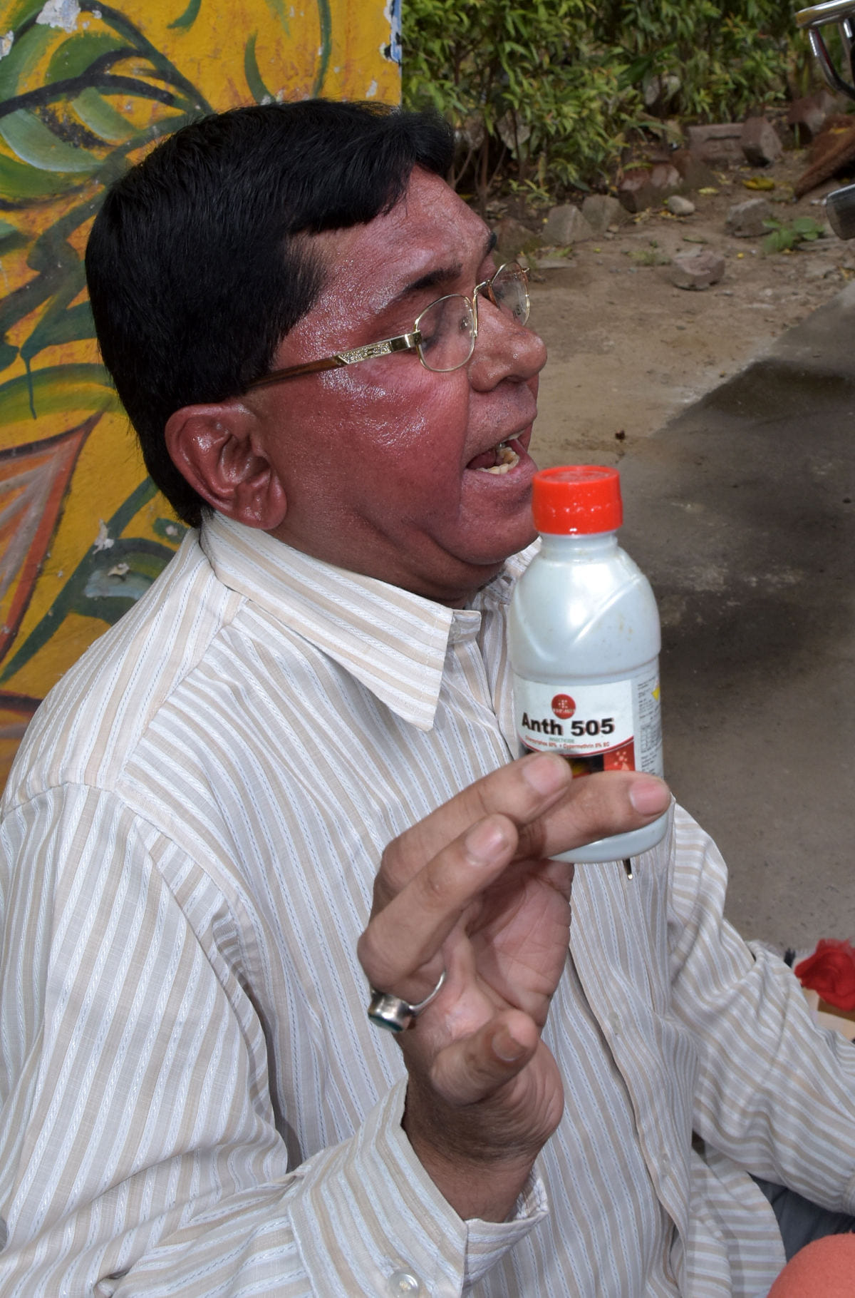 डीएम कार्यालय जहर कर बोतल लेकर धरना देता नजारत कर्मचारी डीएम कार्यालय जहर कर बोतल लेकर धरना देता नजारत कर्मचारी