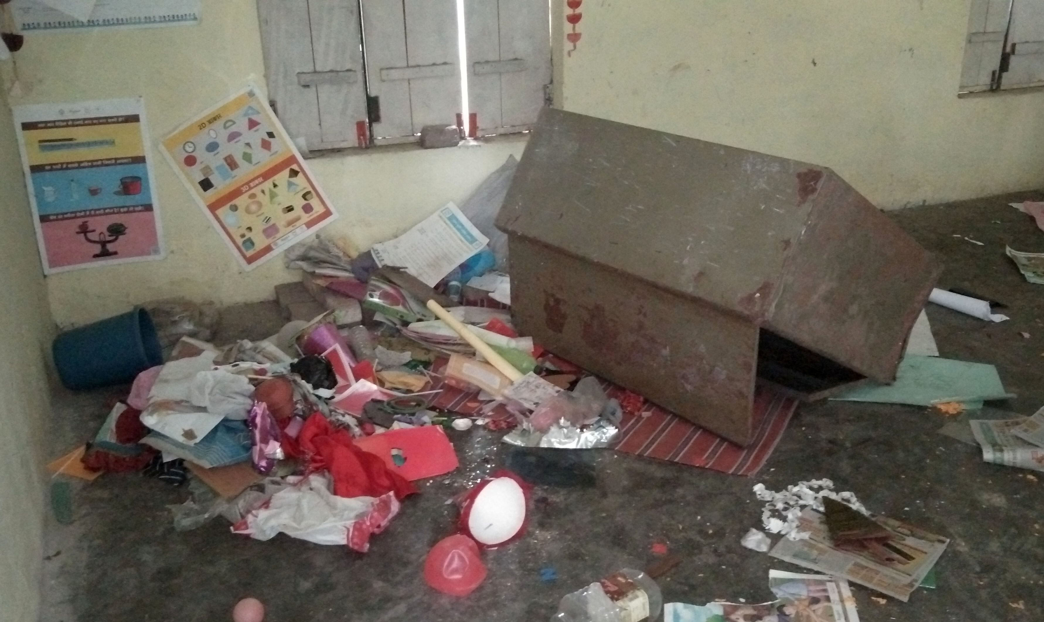 फोटो-02- चोरी के बाद कक्ष में फैला पड़ा सामान फोटो-02- चोरी के बाद कक्ष में फैला पड़ा सामान