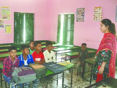 गर्मी के कारण स्कूलों में काफी कम रही उपस्थिति। गर्मी के कारण स्कूलों में काफी कम रही उपस्थिति।