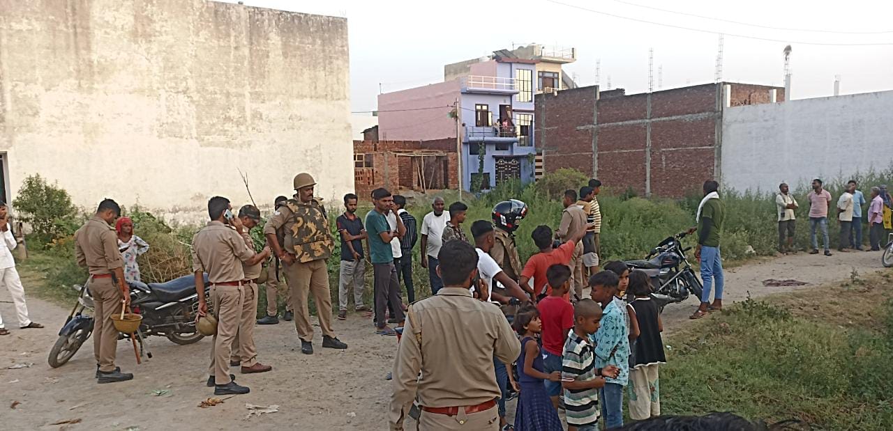 हत्याकांड के बाद मौके पर पहुंची पुलिस और ग्रामीणों की भीड़ हत्याकांड के बाद मौके पर पहुंची पुलिस और ग्रामीणों की भीड़