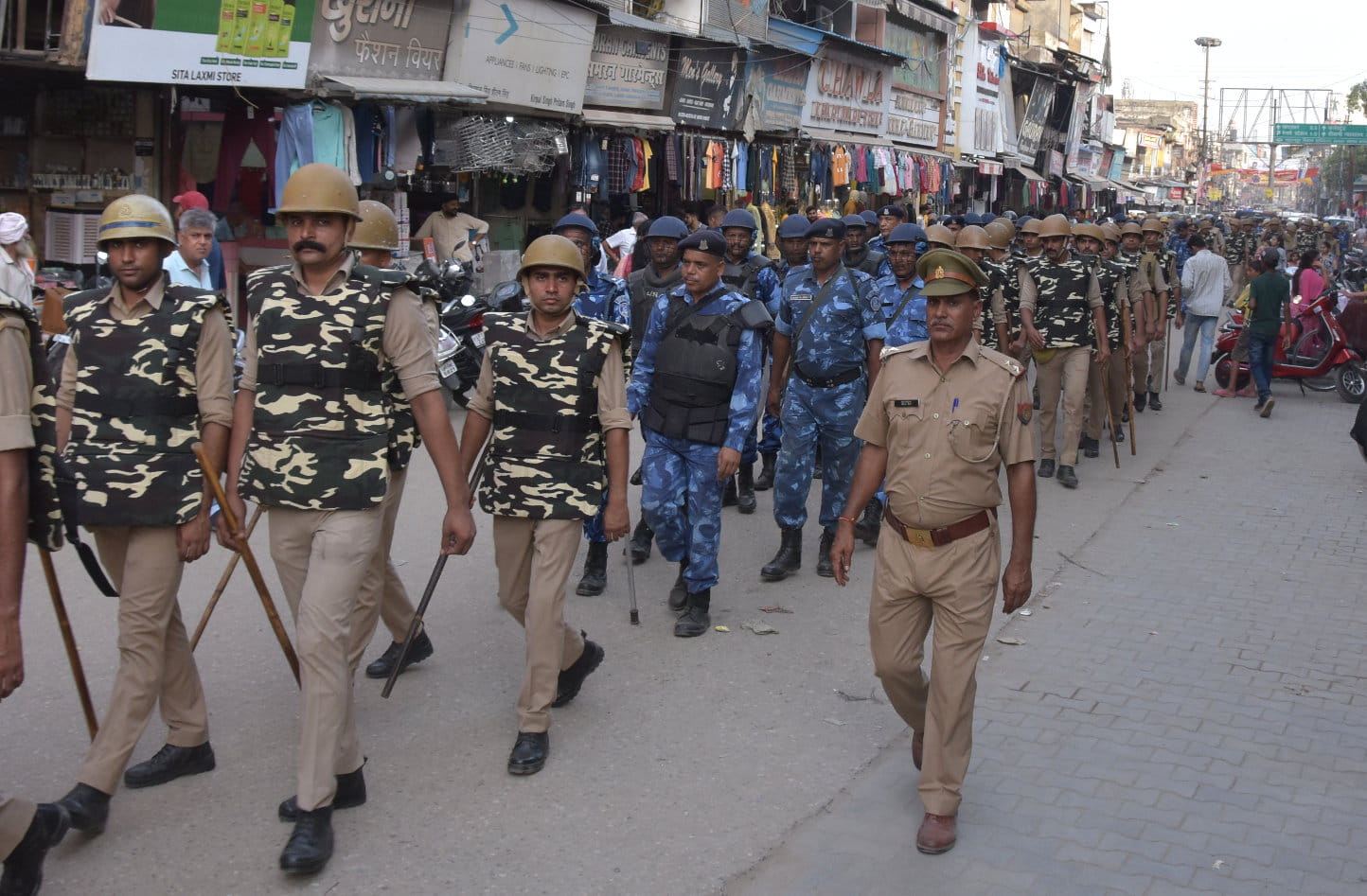 जुमे की नवाज के मद्देनजर सहारनपुर के नेहरू मार्केट  में फ्लैग मार्च करते पुलिस कर्मी व आरएएफ
