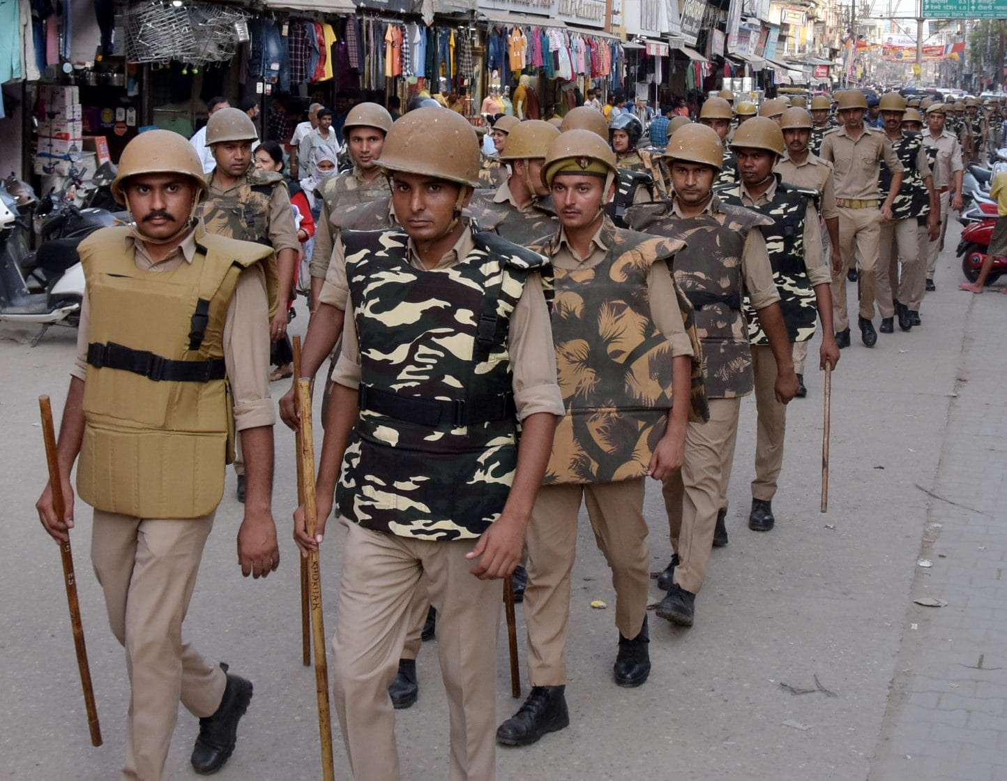 जुमे की नवाज के मद्देनजर सहारनपुर के श्रीराम चौक से फ्लैग मार्च करते पुलिस कर्मी